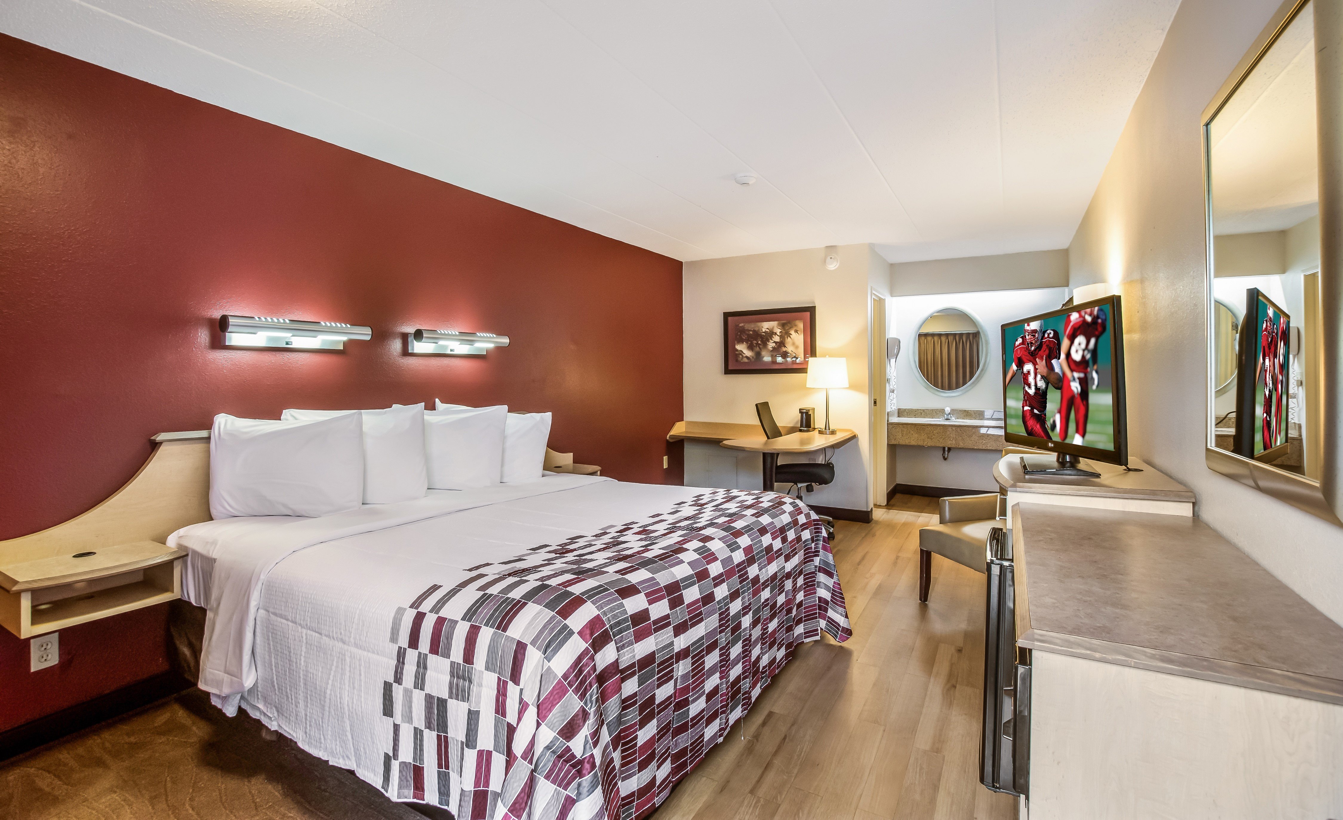 RED ROOF DETROIT-PLYMOUTH CANTON-guestroom-Superior king.jpg