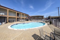  - Red Roof Inn Arlington - I-30, Exits 29 & 30