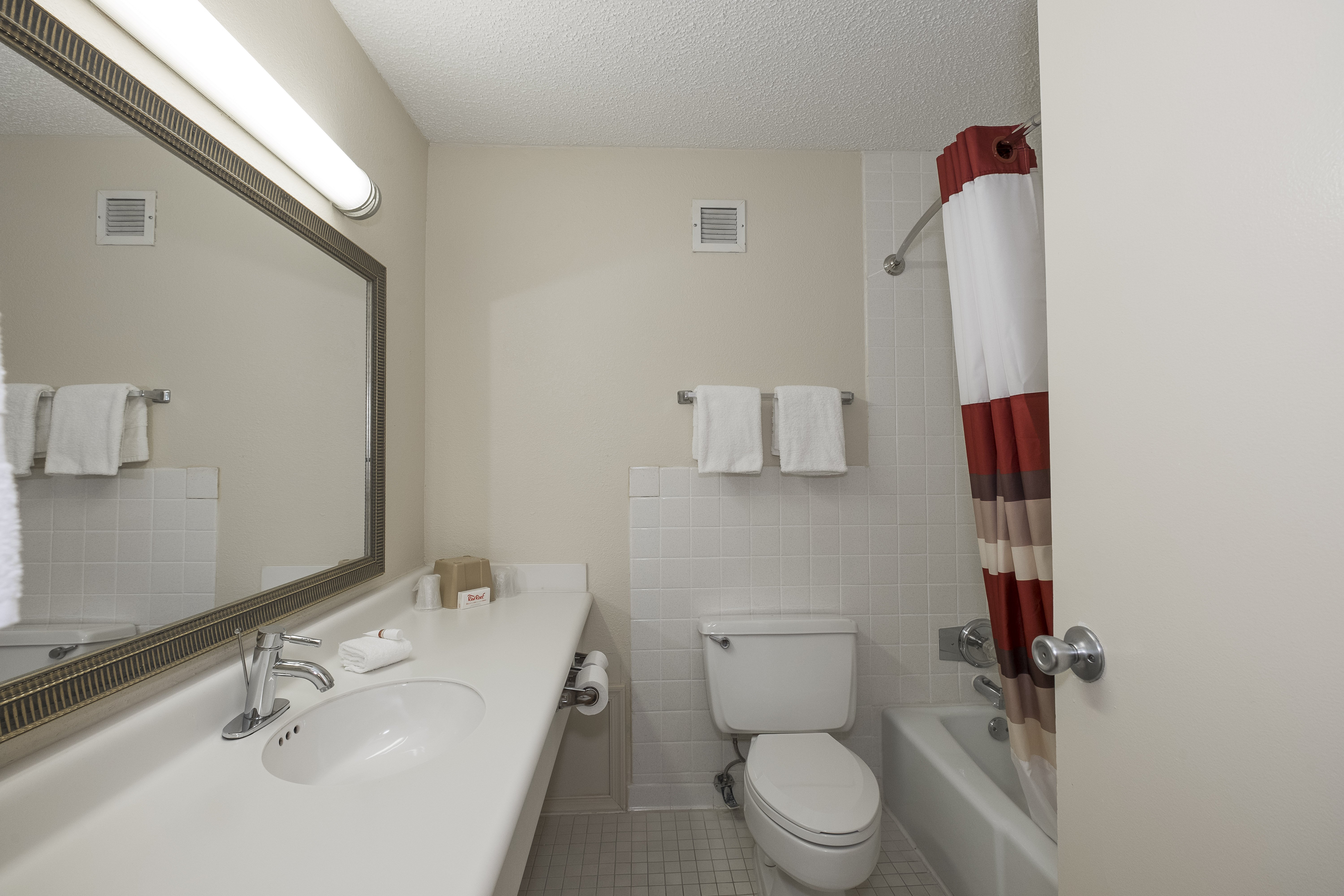 RED ROOF DUMFRIES-guestroom-Bathroom.jpg