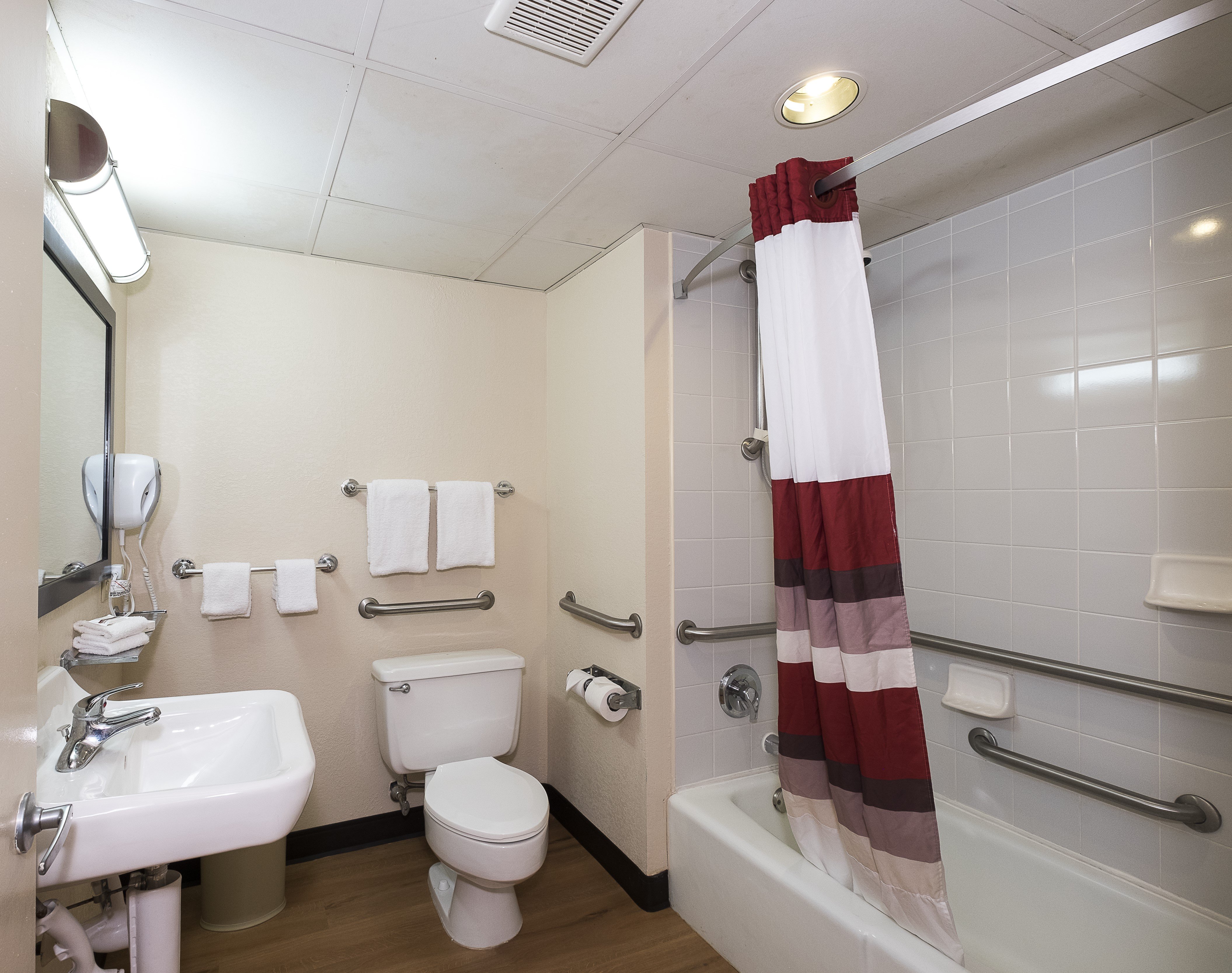 RED ROOF CORTLAND-guestroom-ADA_Bathroom1.jpg
