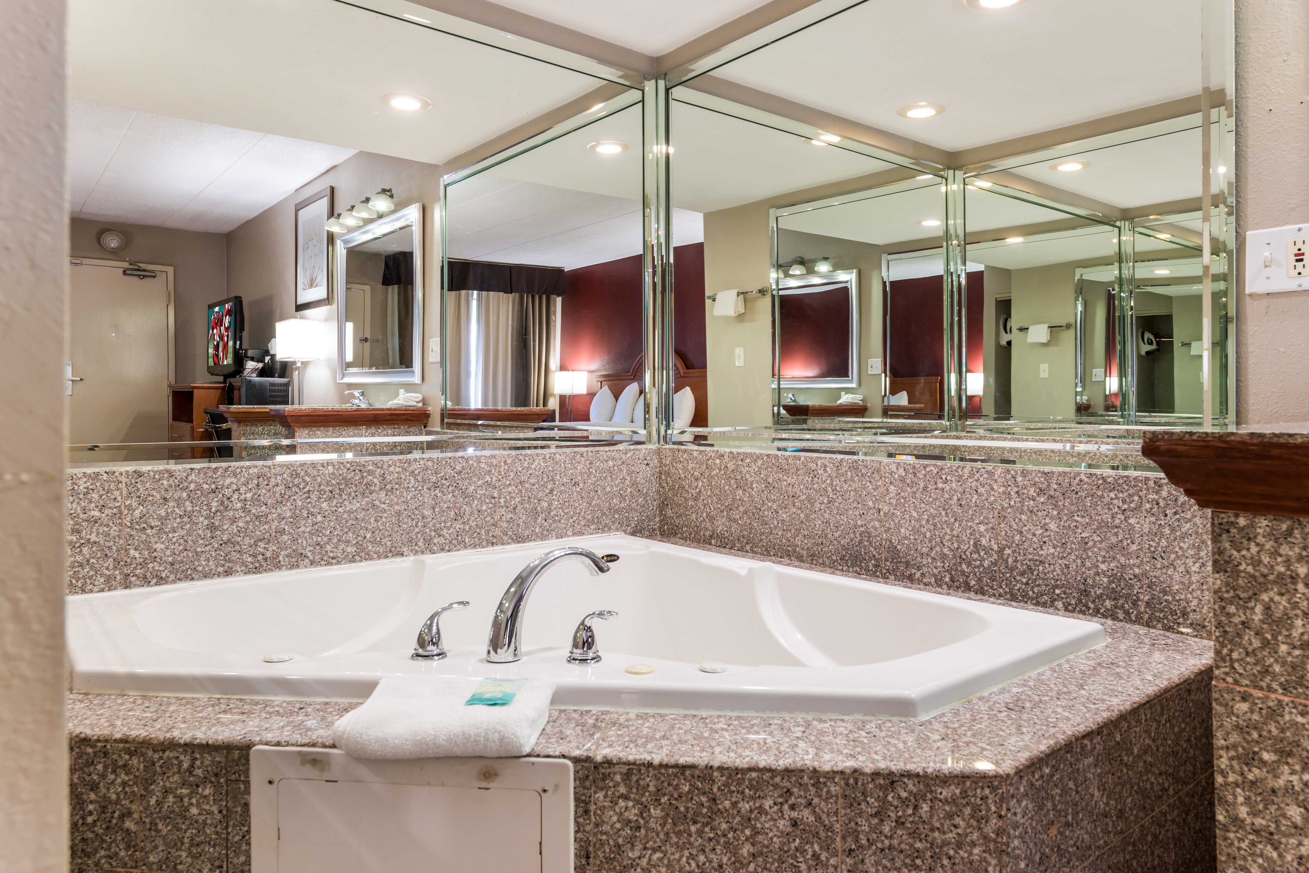 RED ROOF MORTON GROVE-guestroom-Jetted Tub.jpg