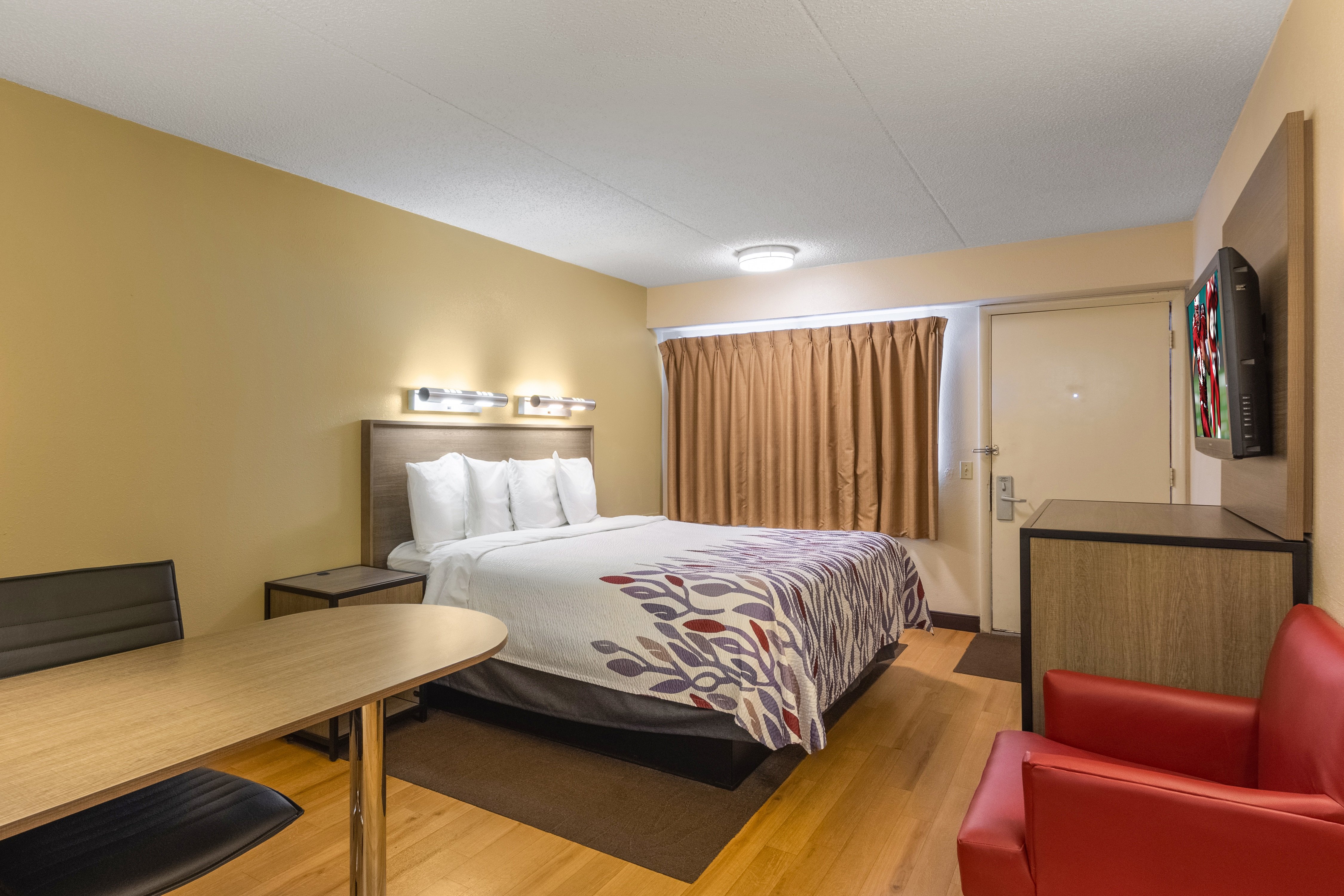 RED ROOF KALAMAZOO WEST-guestroom-Superior King.jpg