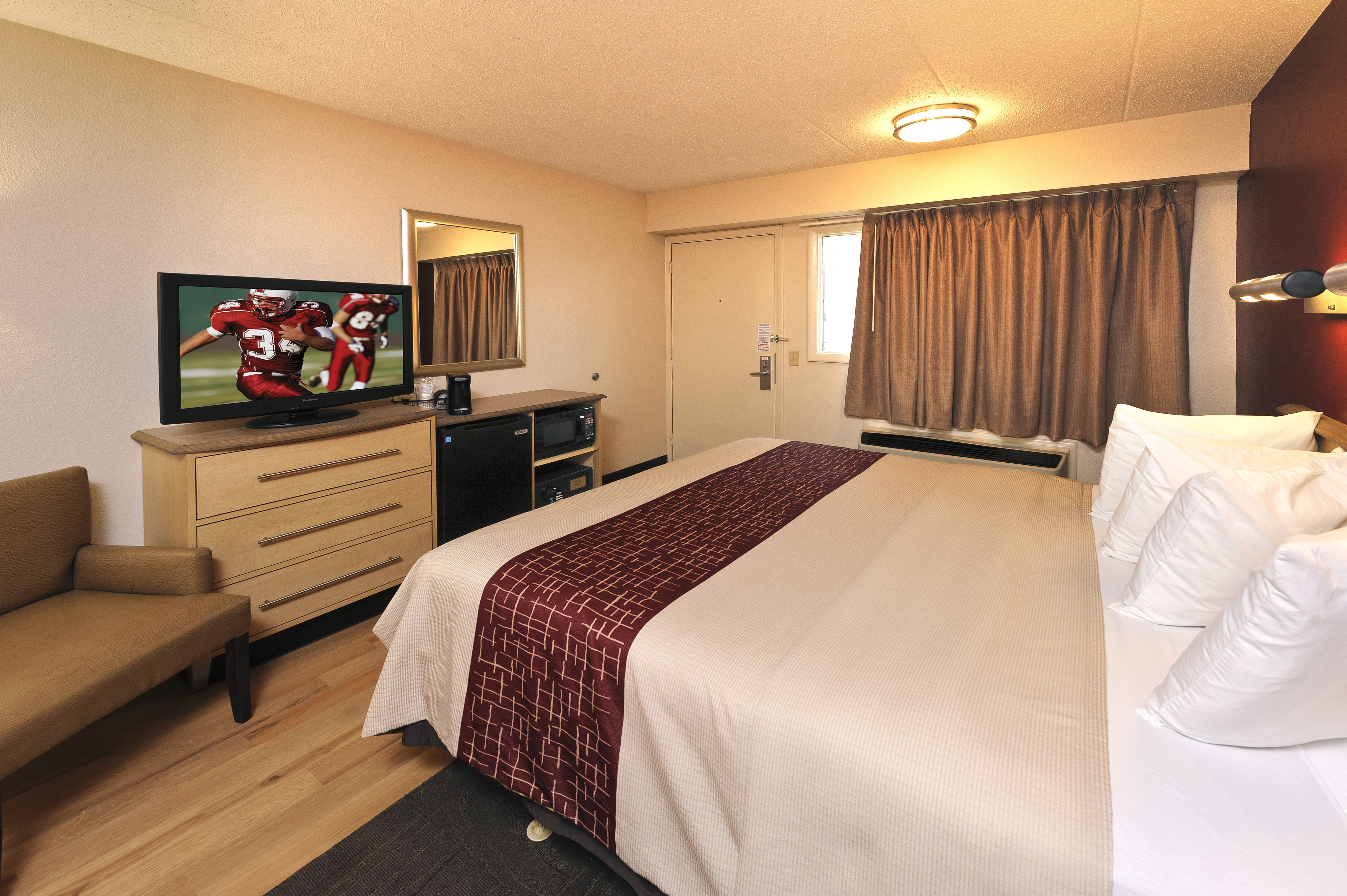 RED ROOF HARRISBURG-HERSHEY-guestroom-Superior King.jpg