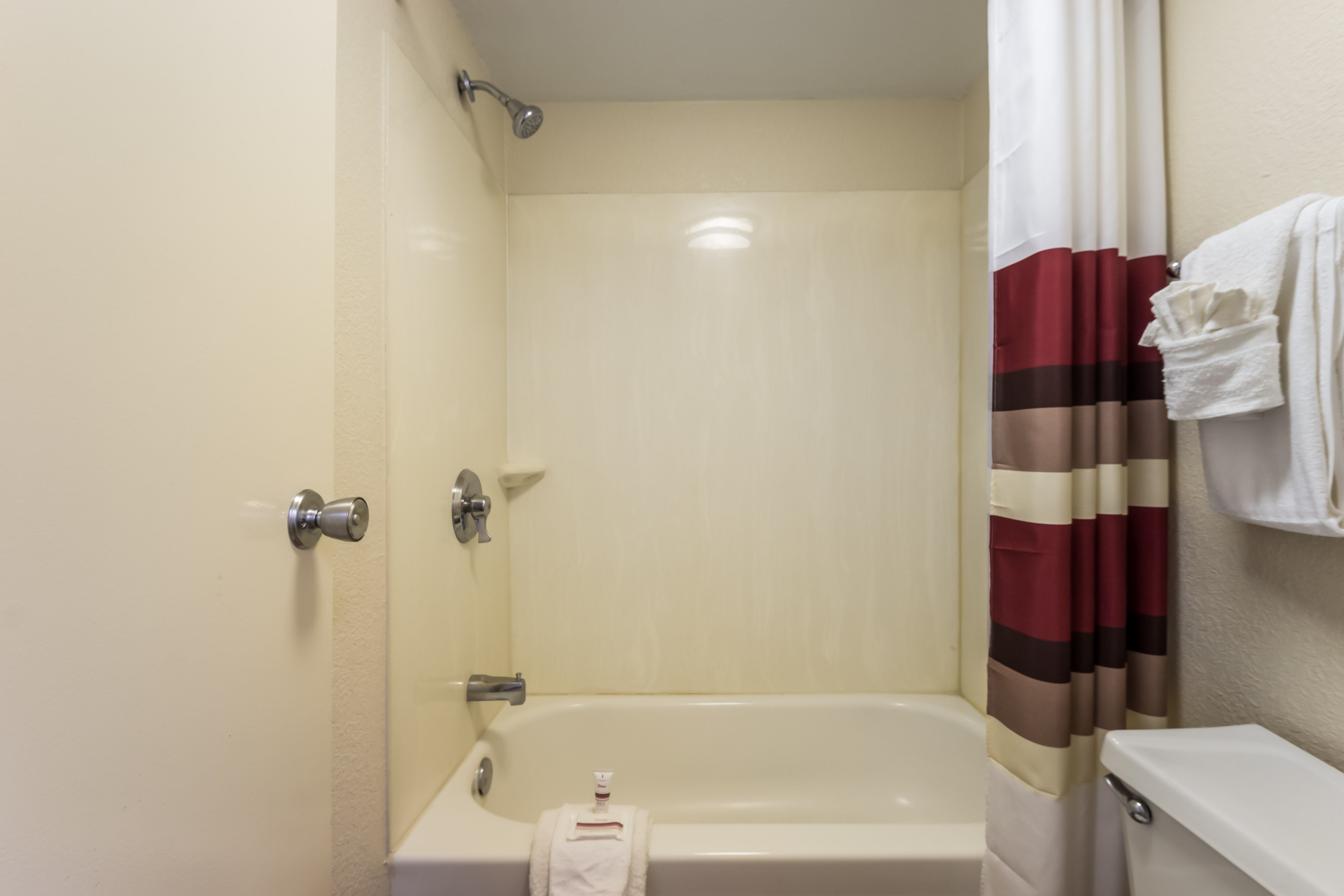 RED ROOF INN MILWAUKEE AIRPORT-guestroom-Bathroom.jpg