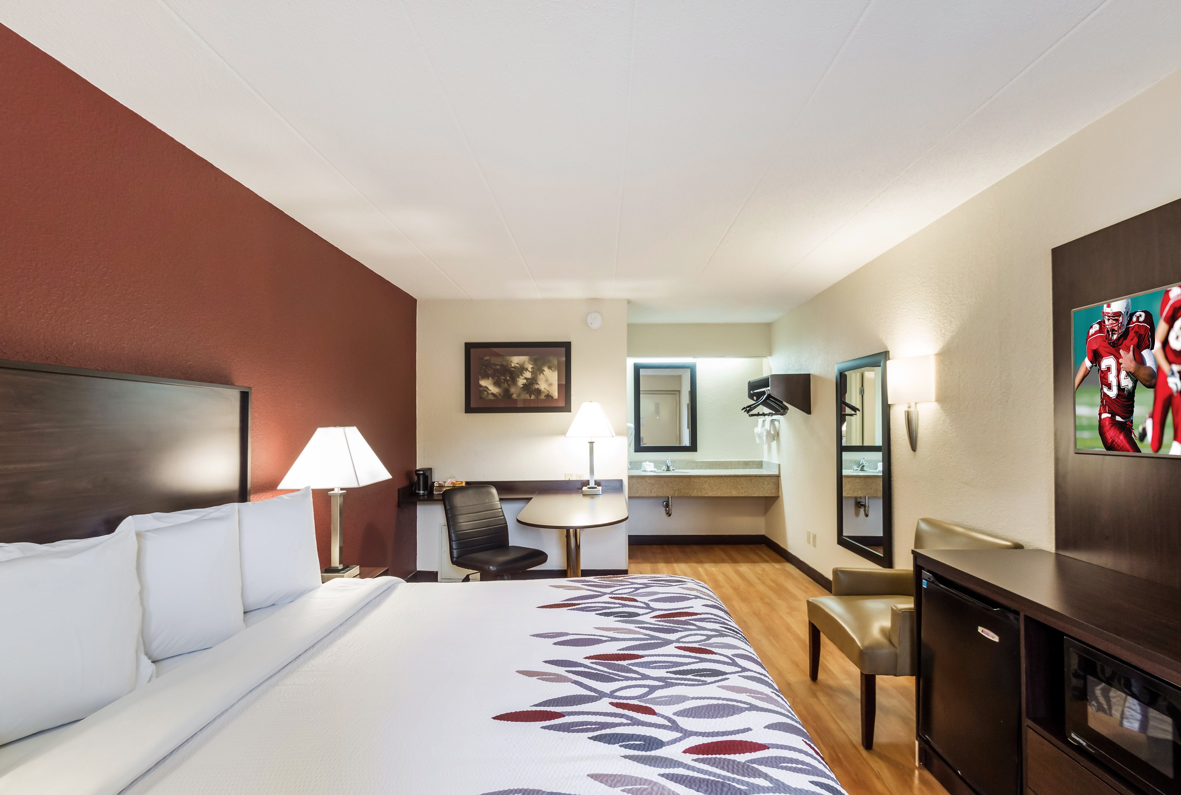 RED ROOF INN MILWAUKEE AIRPORT-guestroom-Superior King.jpg