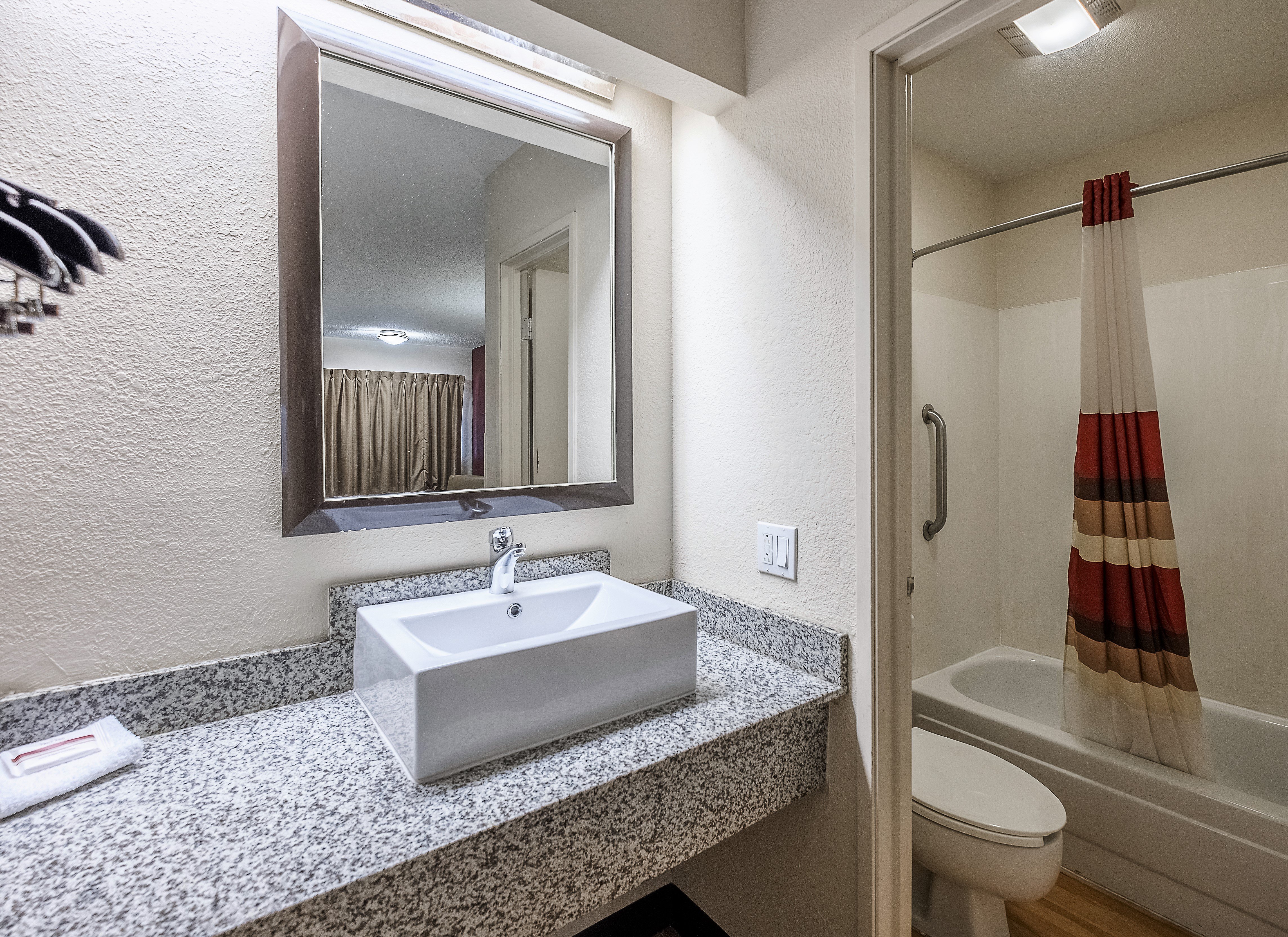RED ROOF COLUMBUS EAST-REYNOLDSBURG-guestroom-Bathroom.jpg