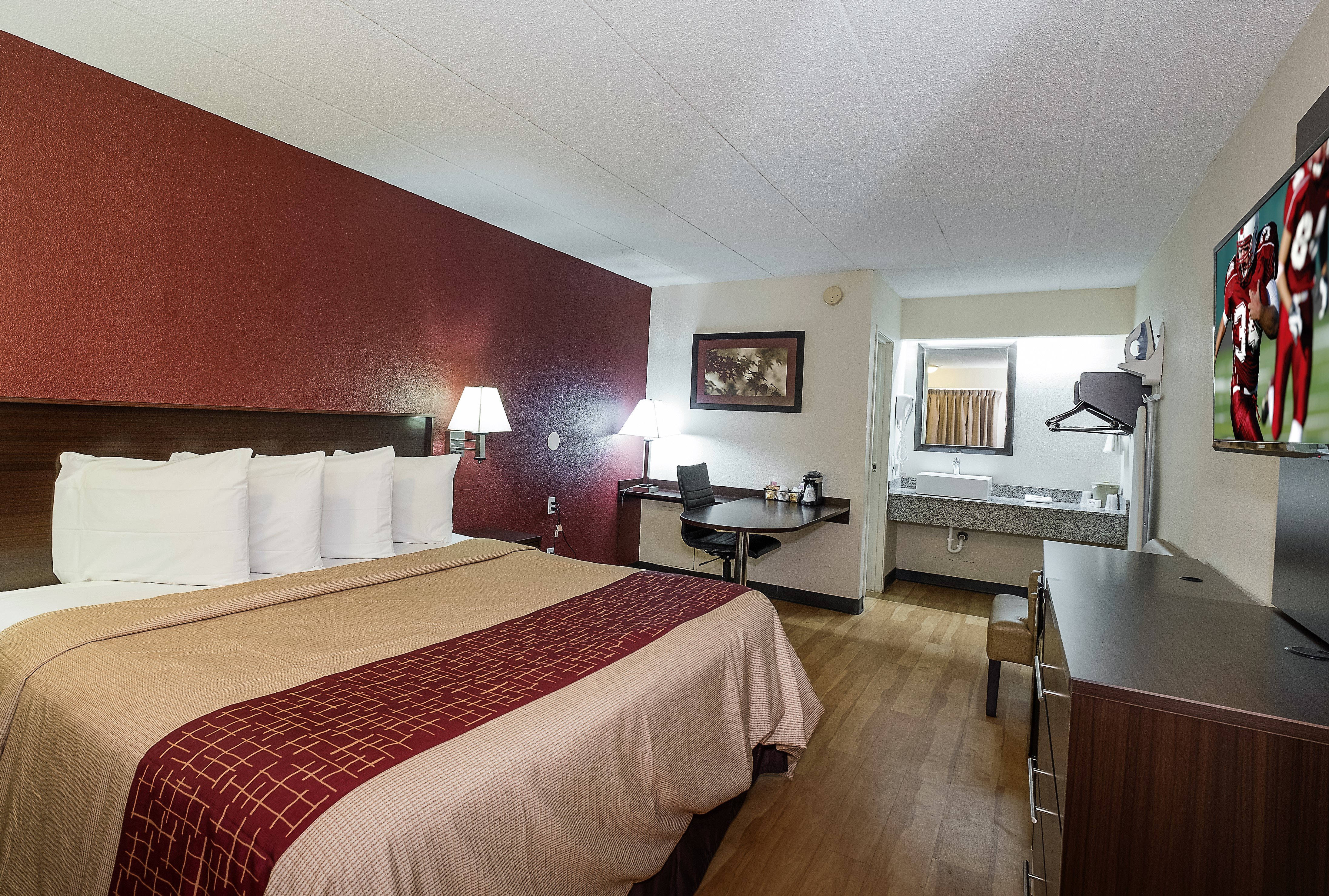 RED ROOF COLUMBUS EAST-REYNOLDSBURG-guestroom-Superior King.jpg