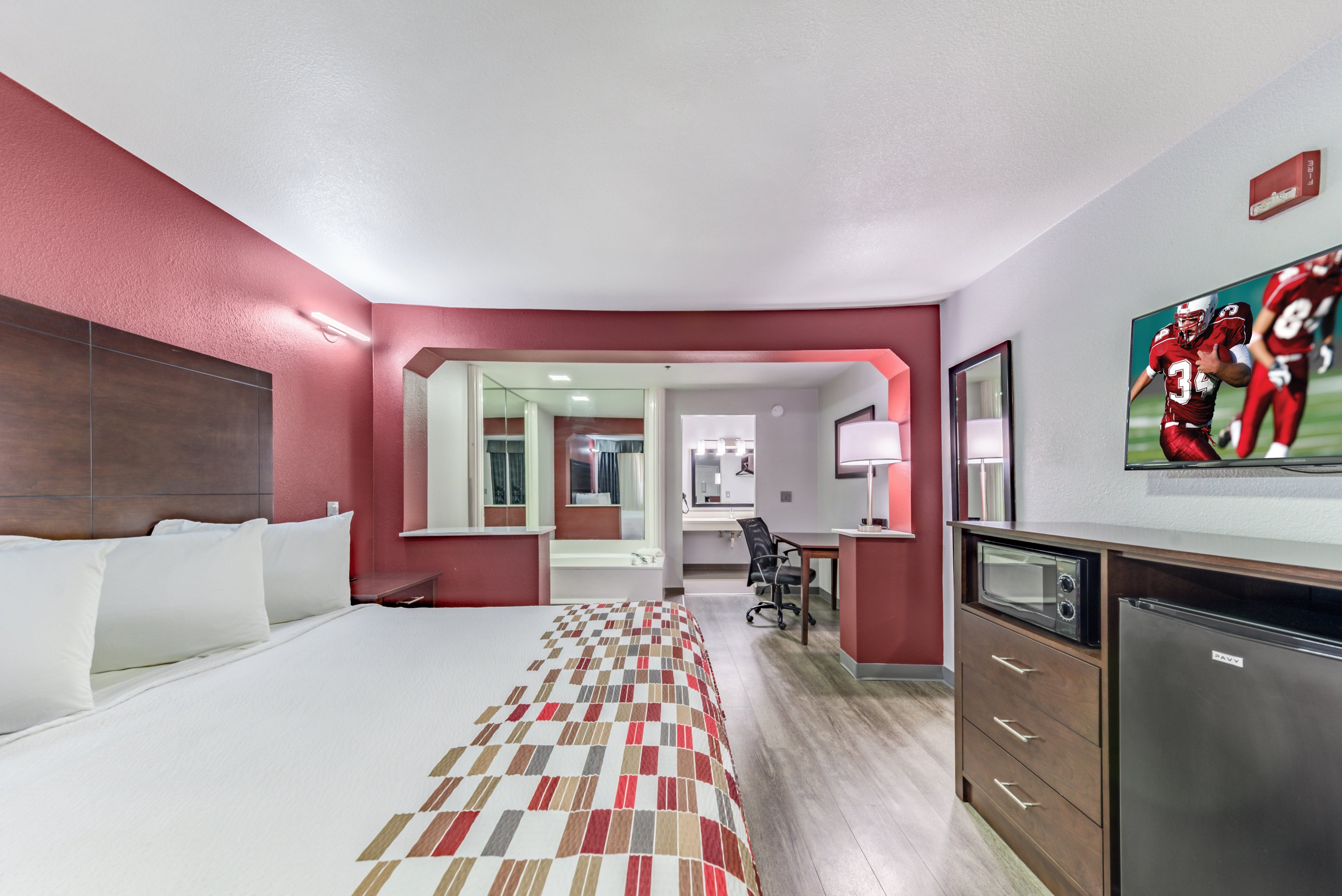 RED ROOF MESQUITE/ FAIR PARK NE-guestroom-Superior King Jetted Tub.jpg