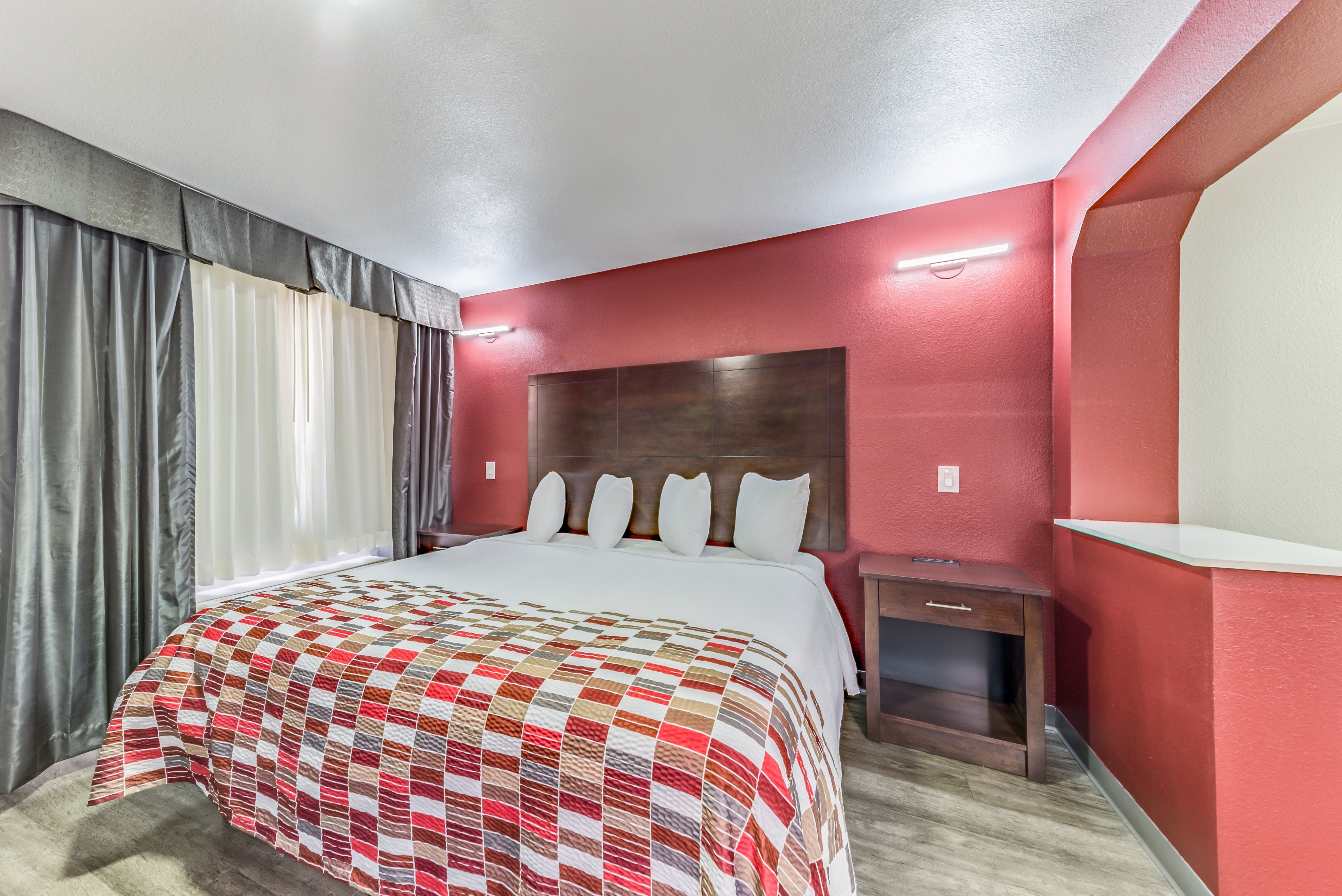 RED ROOF MESQUITE/ FAIR PARK NE-guestroom-Superior King Sofa Bed.jpg