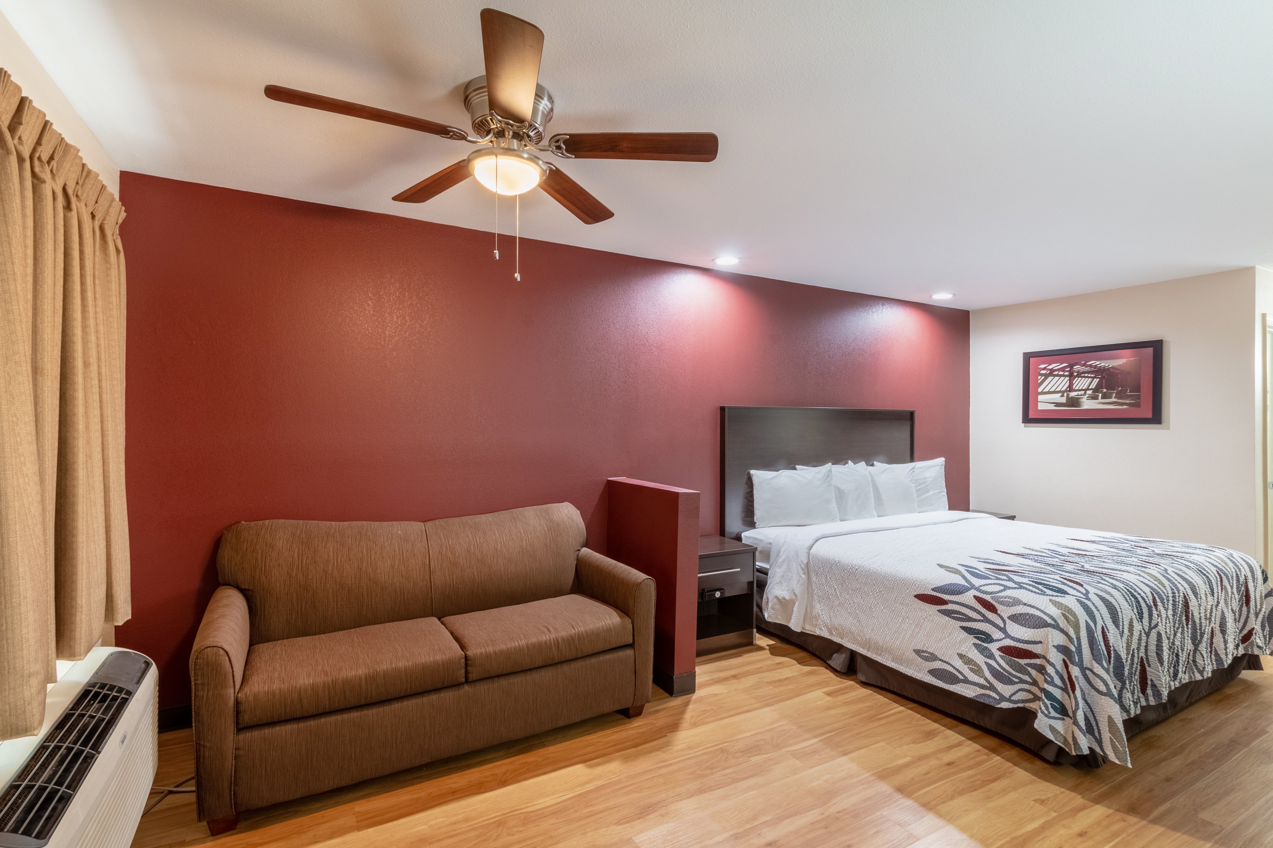 RED ROOF BUFFALO, TX-guestroom-Superior King Sofa Bed.jpg