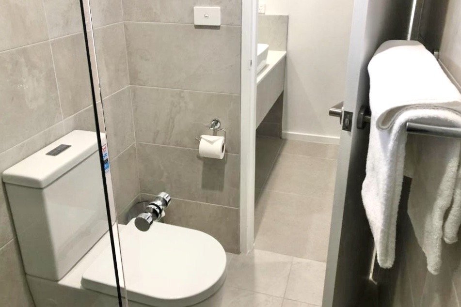 LITTOMORE HOTEL SUITES-guestroom-Deluxe Room Bathroom.jpg