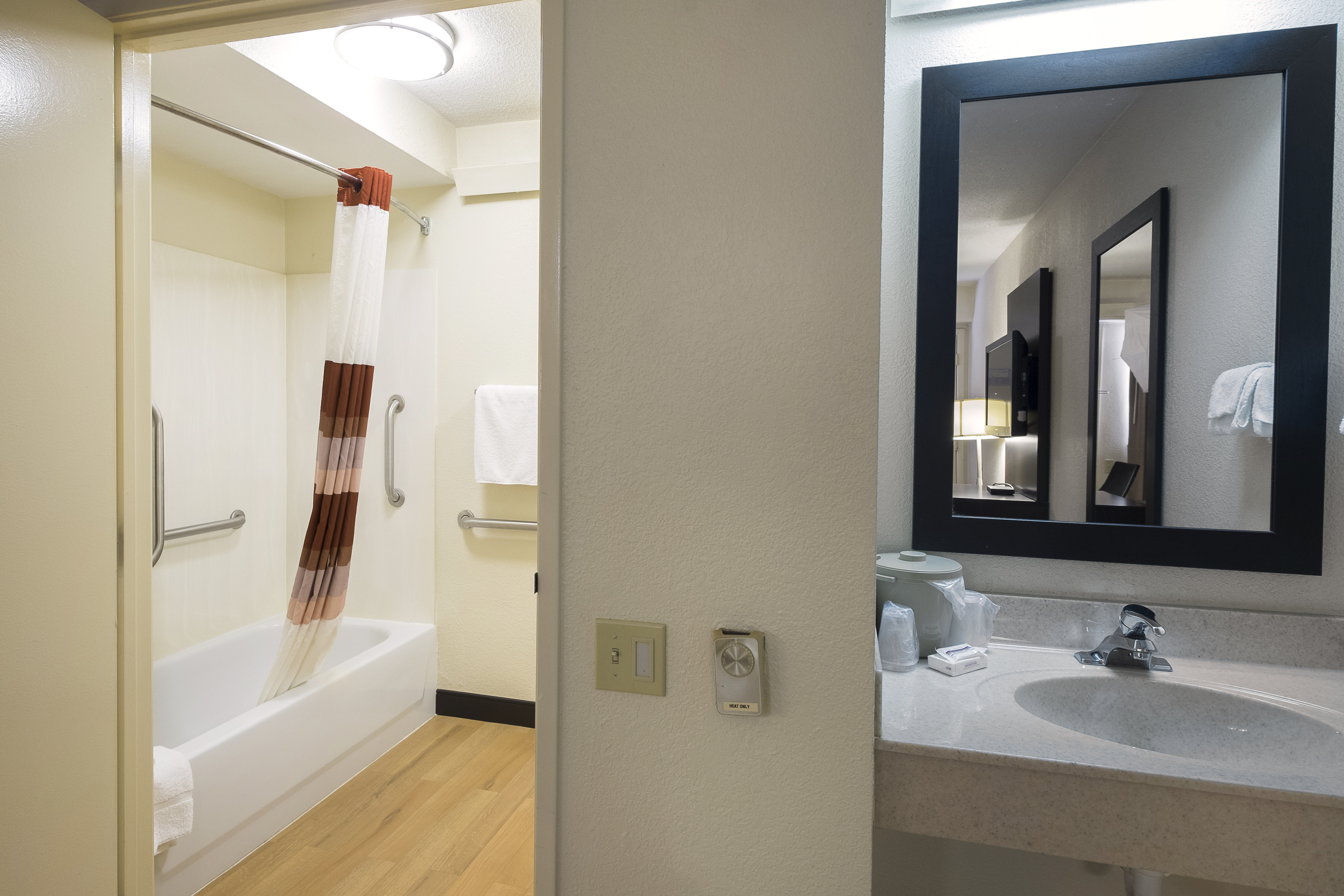 RED ROOF BENTON HARBOR-ST JOES-guestroom-ADA bath.jpg