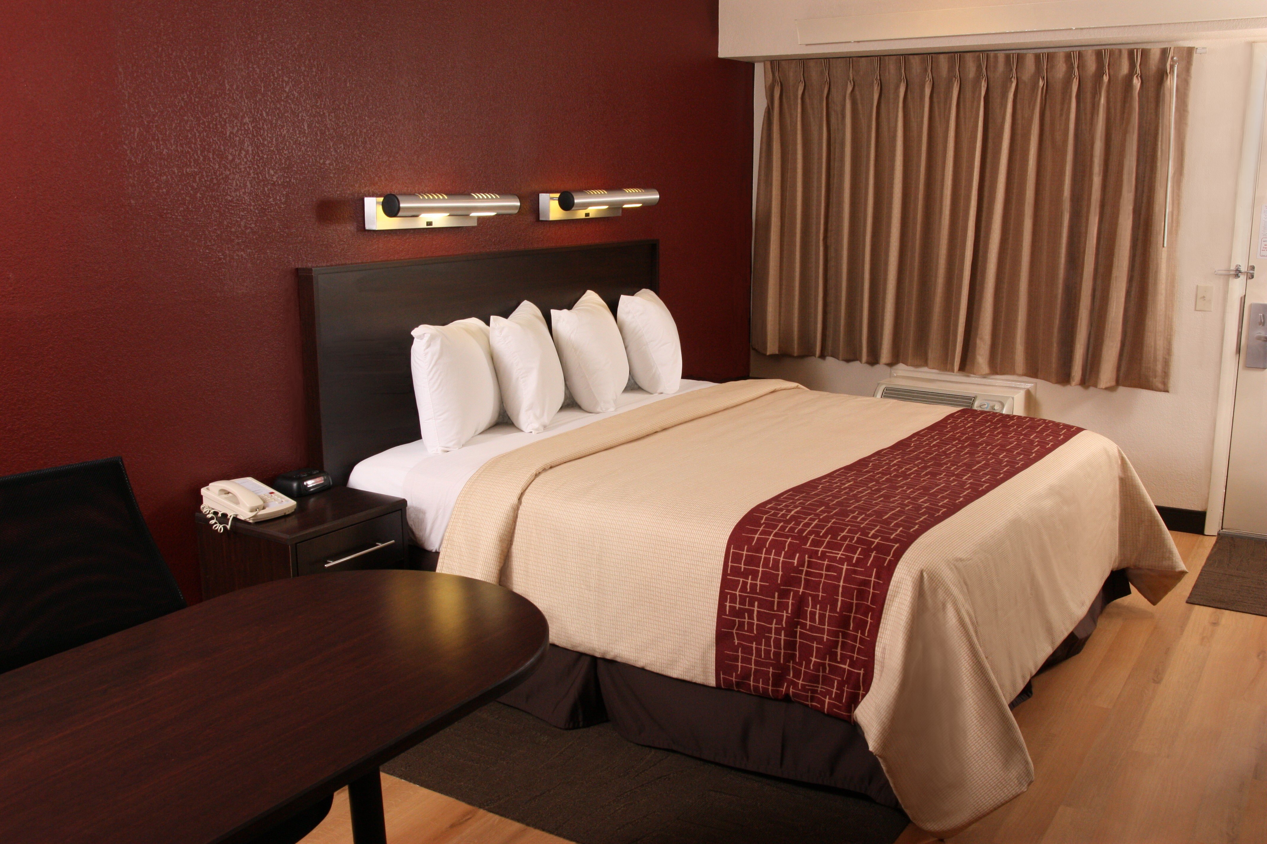 RED ROOF BENTON HARBOR-ST JOES-guestroom-Superior King.jpg