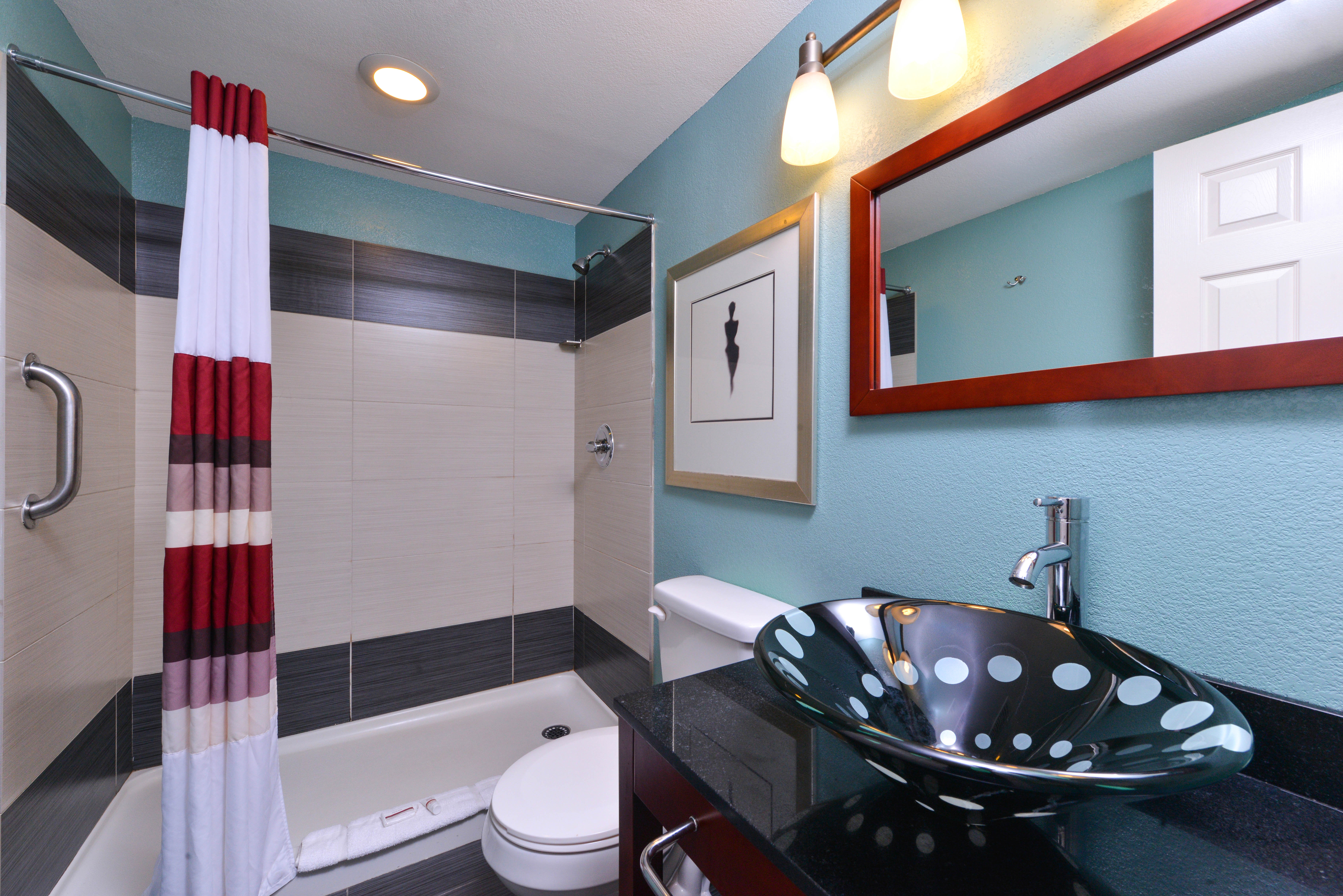RED ROOF CHAMBERSBURG-guestroom-Bathroom.jpg