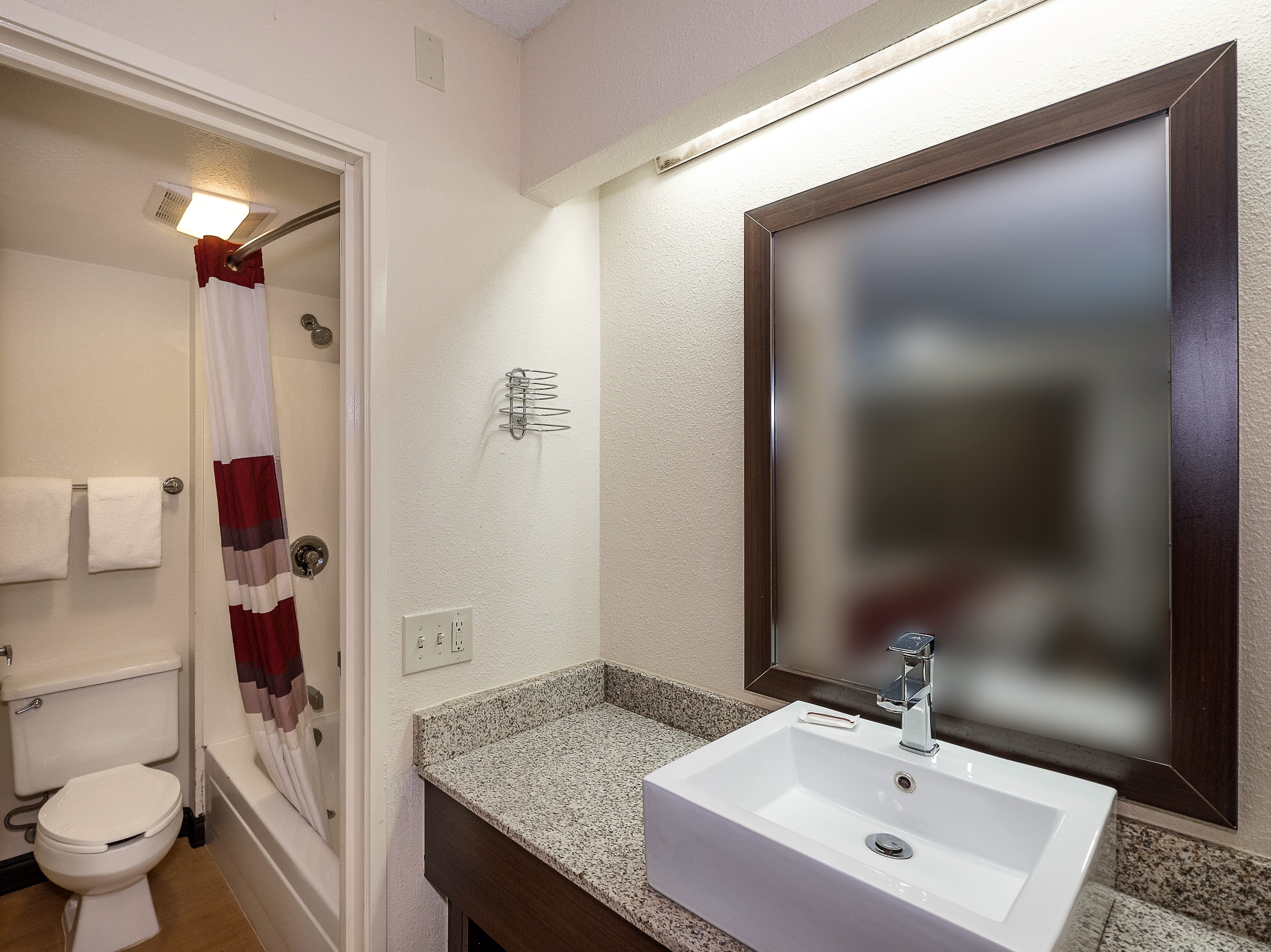 RED ROOF TOLEDO MAUMEE-guestroom-Bathroom.jpg