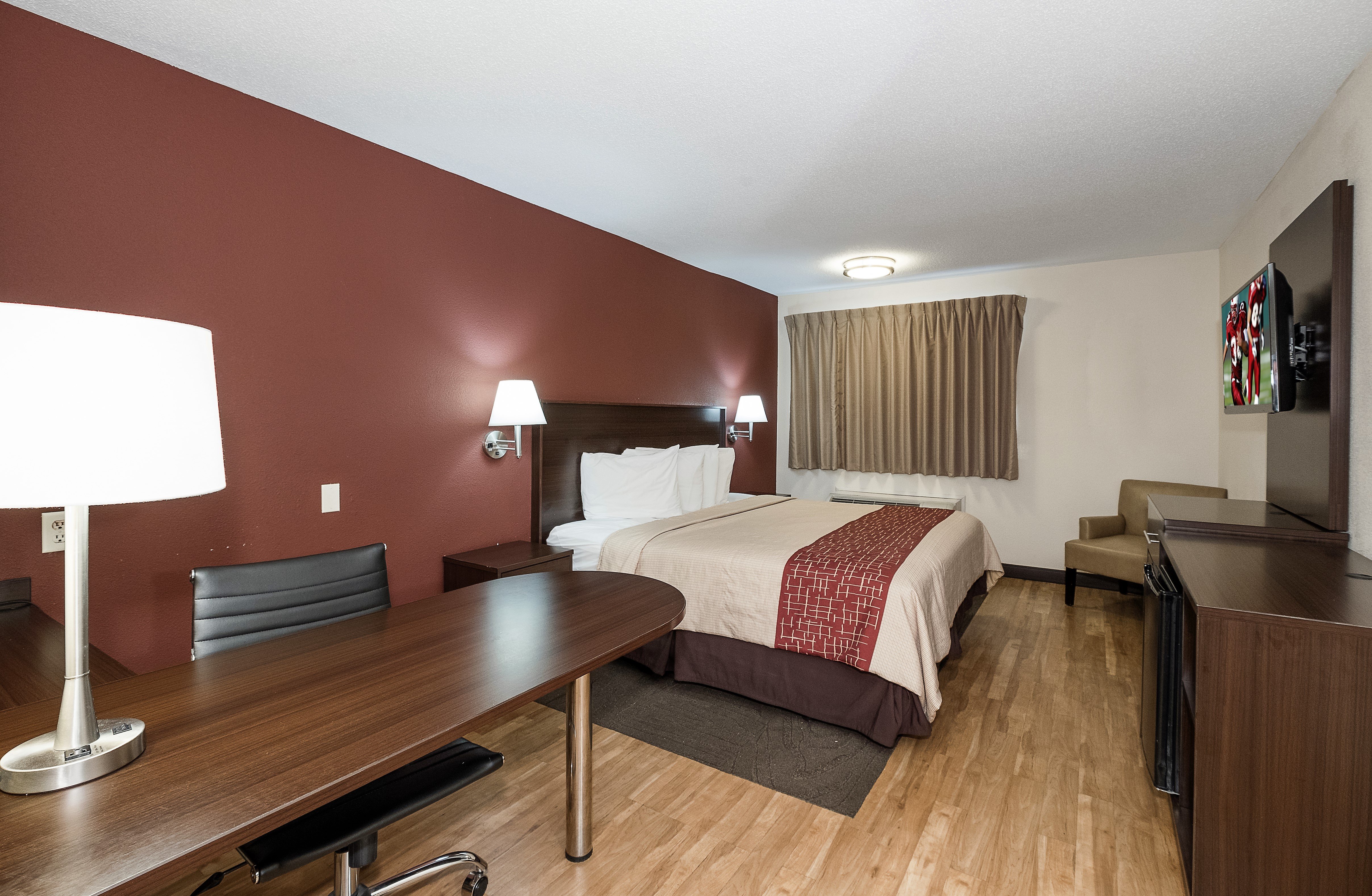 RED ROOF TOLEDO MAUMEE-guestroom-Superior King.jpg