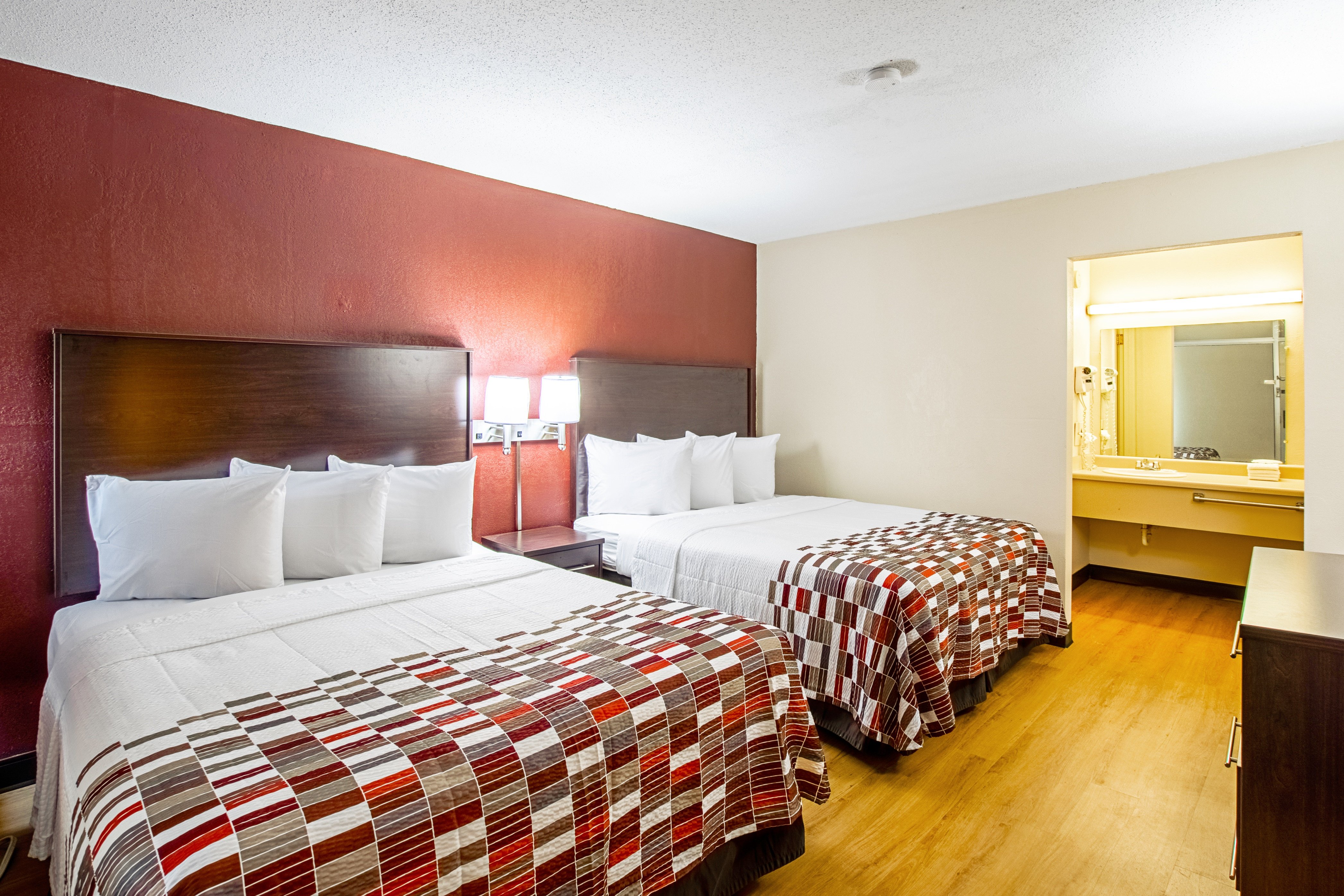 RED ROOF BATTLE CREEK-guestroom-Double Suite.jpg