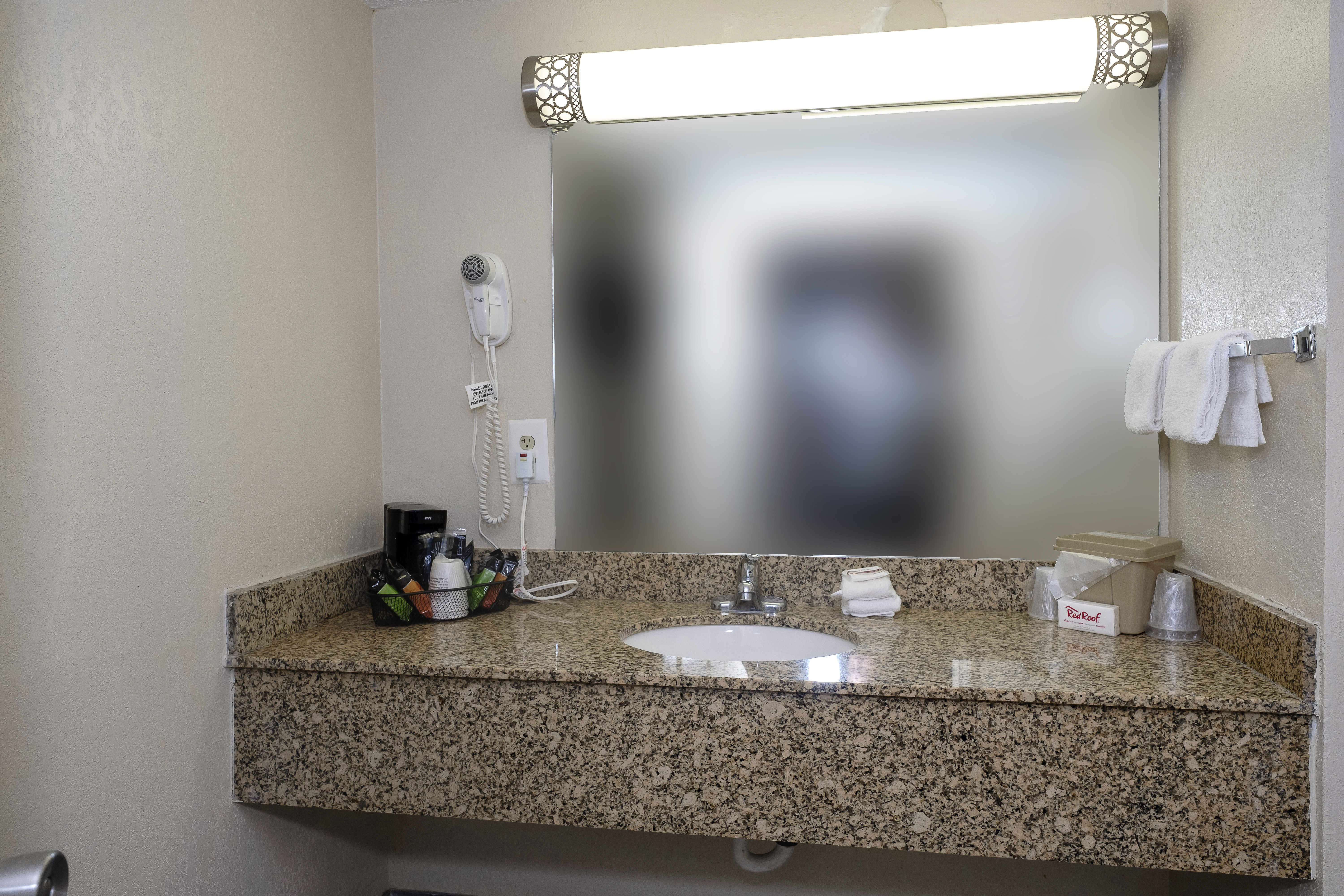RED ROOF ATLANTA SUWANEE/MALL OF GE-guestroom-Bathroom2.jpg