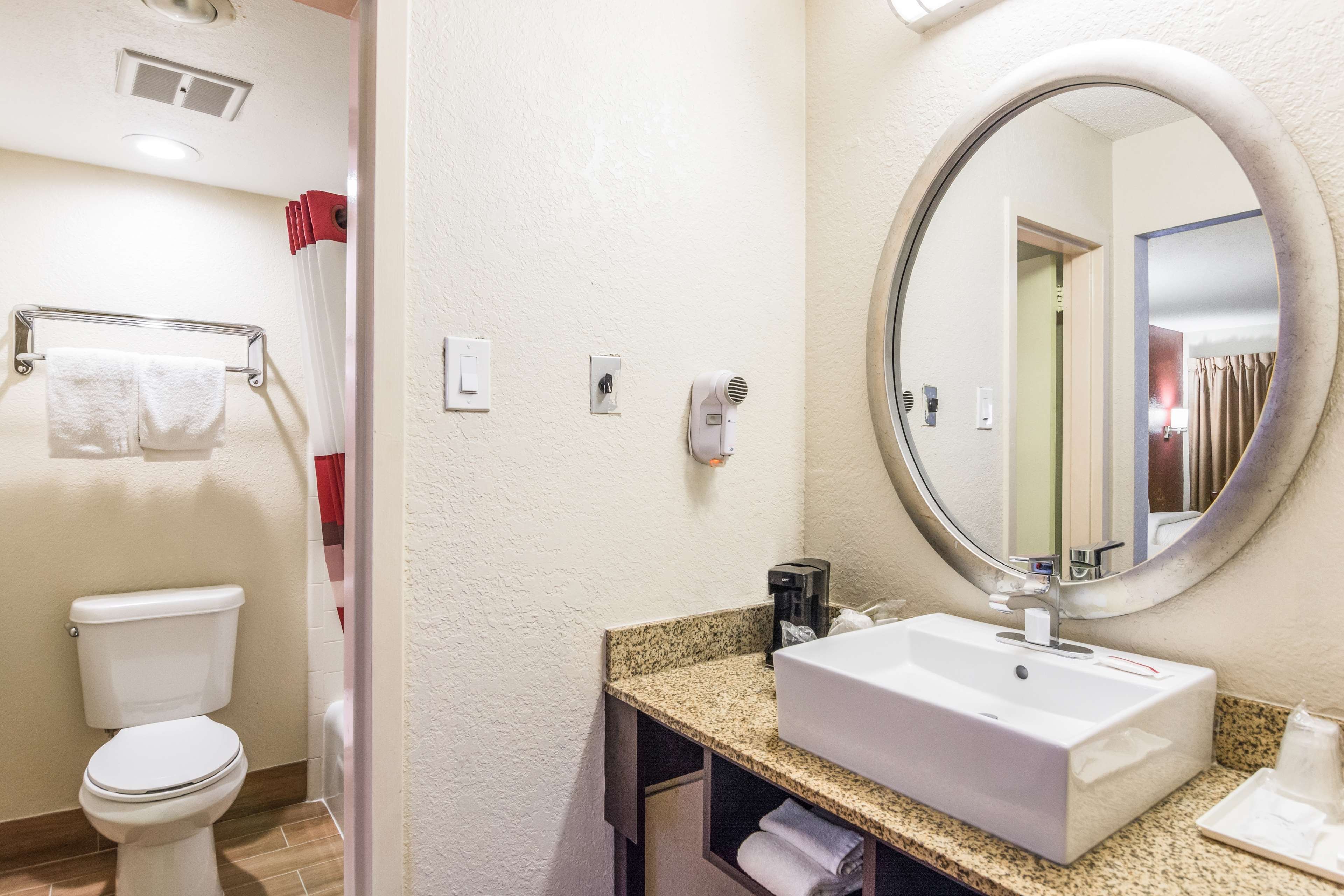 RED ROOF WILLIAMSBURG-guestroom-Deluxe_Double_Bath.jpg