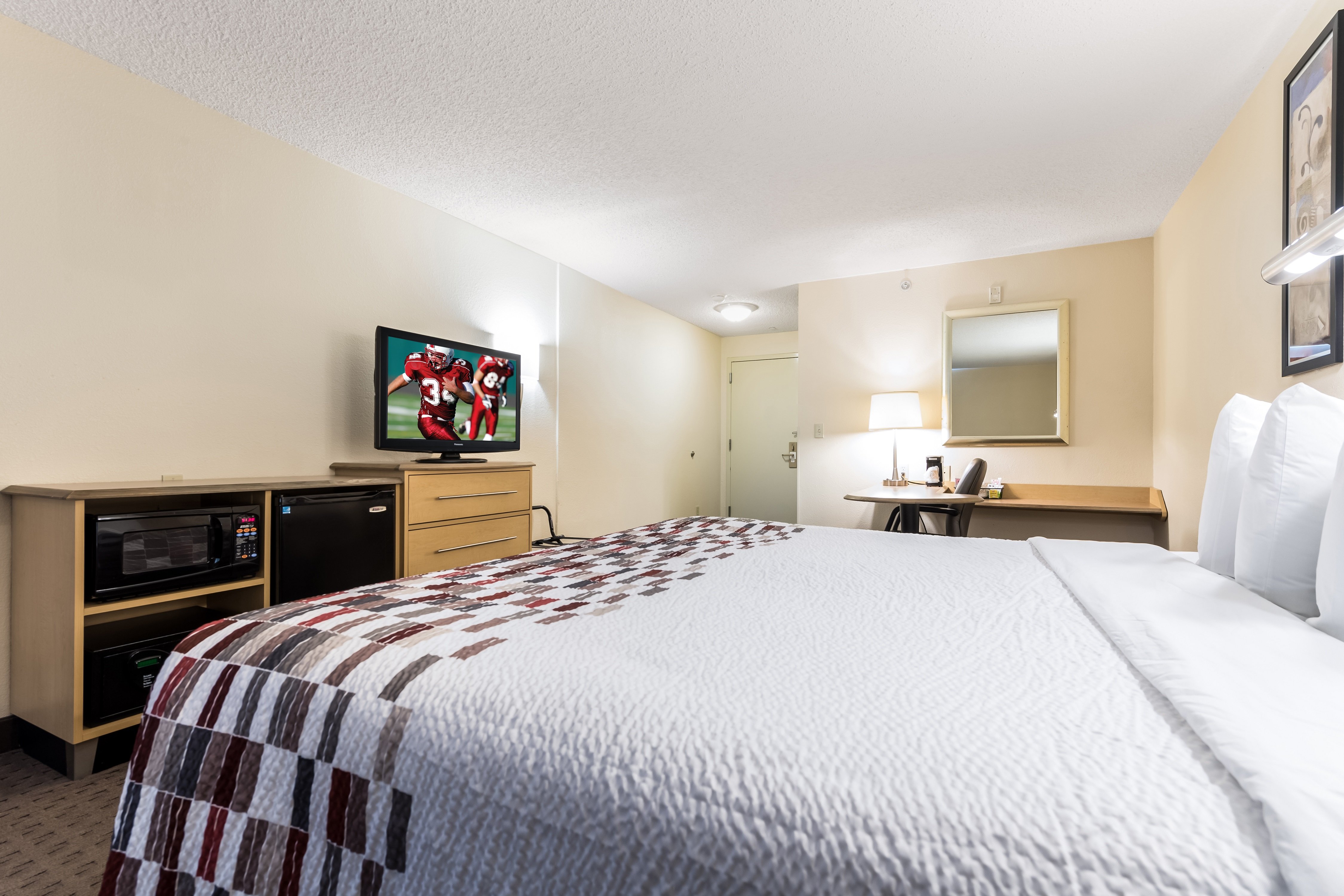 RED ROOF CLEVELAND AIRPORT-MIDDLEBU-guestroom-Superior King.jpg