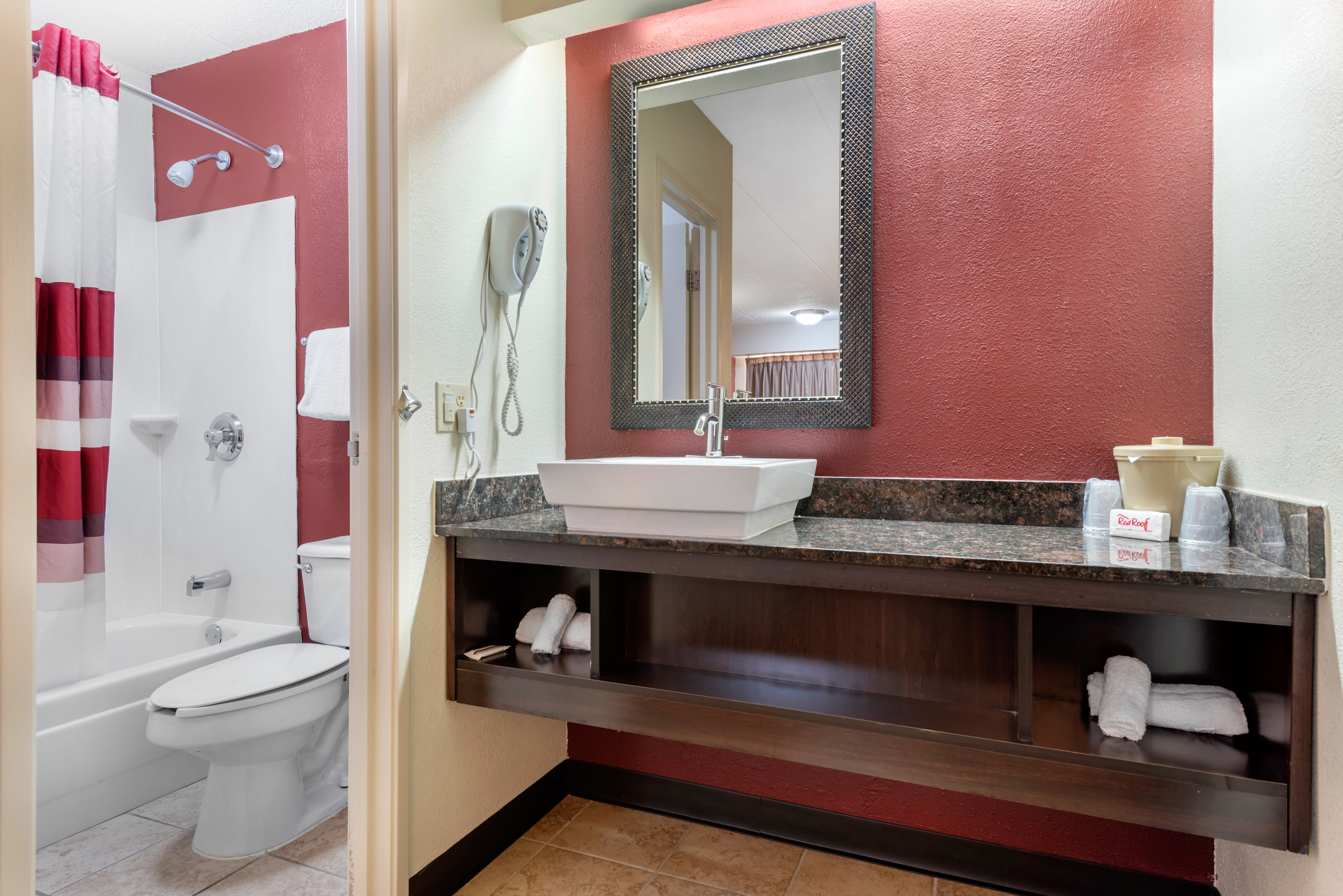 RED ROOF LAFAYETTE PURDUE-guestroom-Deluxe Bathroom.jpg