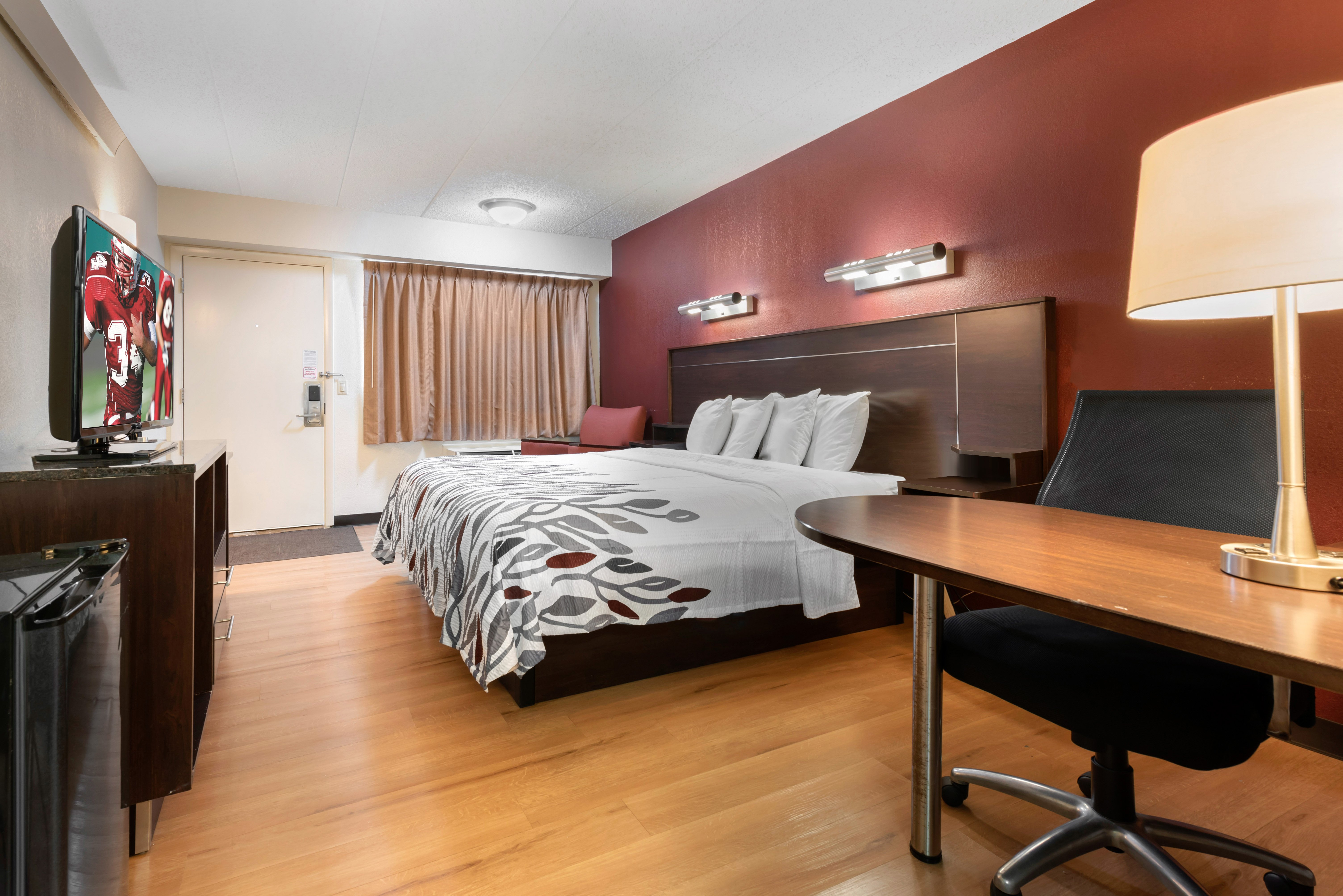 RED ROOF LAFAYETTE PURDUE-guestroom-Superior King.jpg