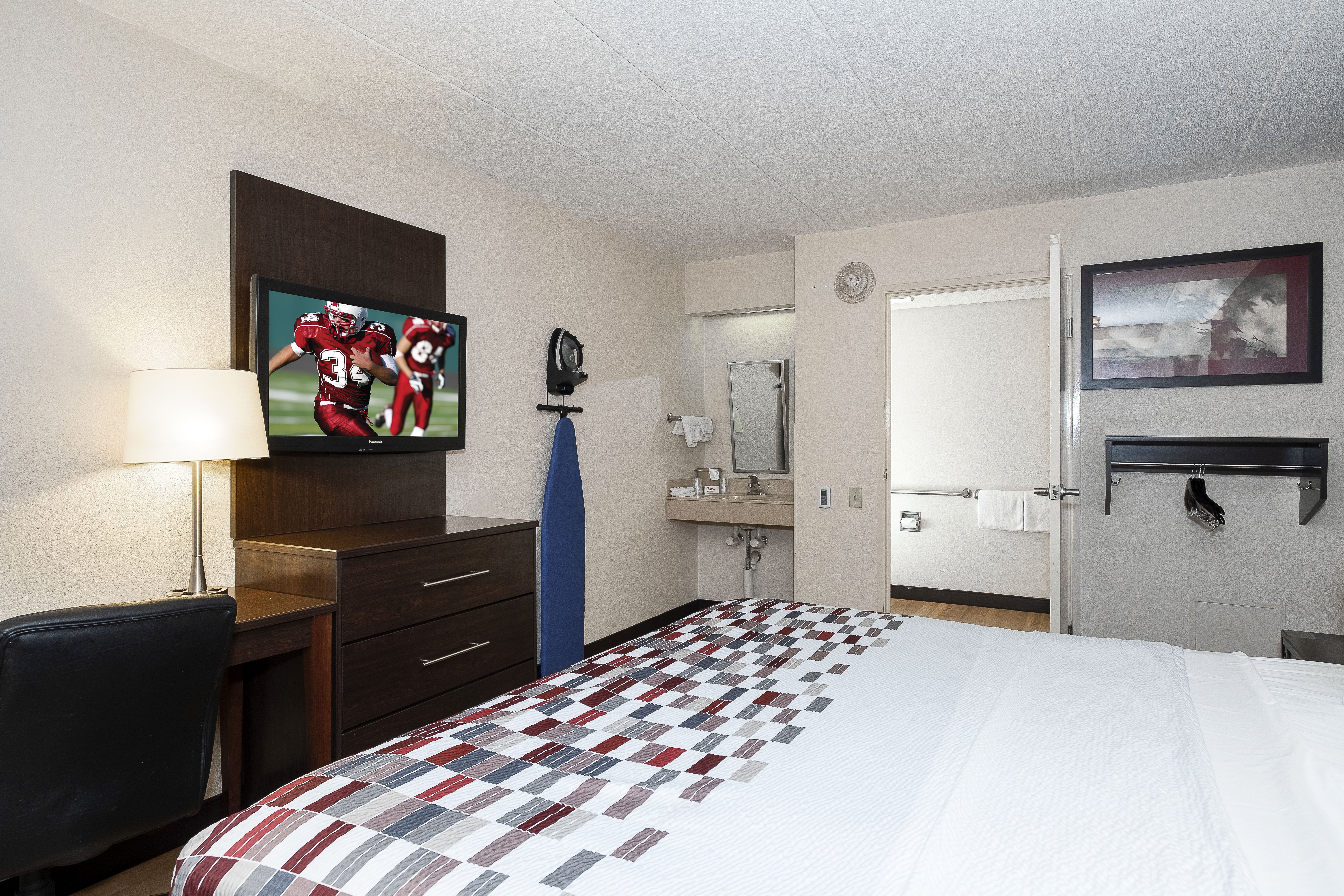 RED ROOF MT LAUREL-guestroom-ADA Deluxe King with Shower.jpg