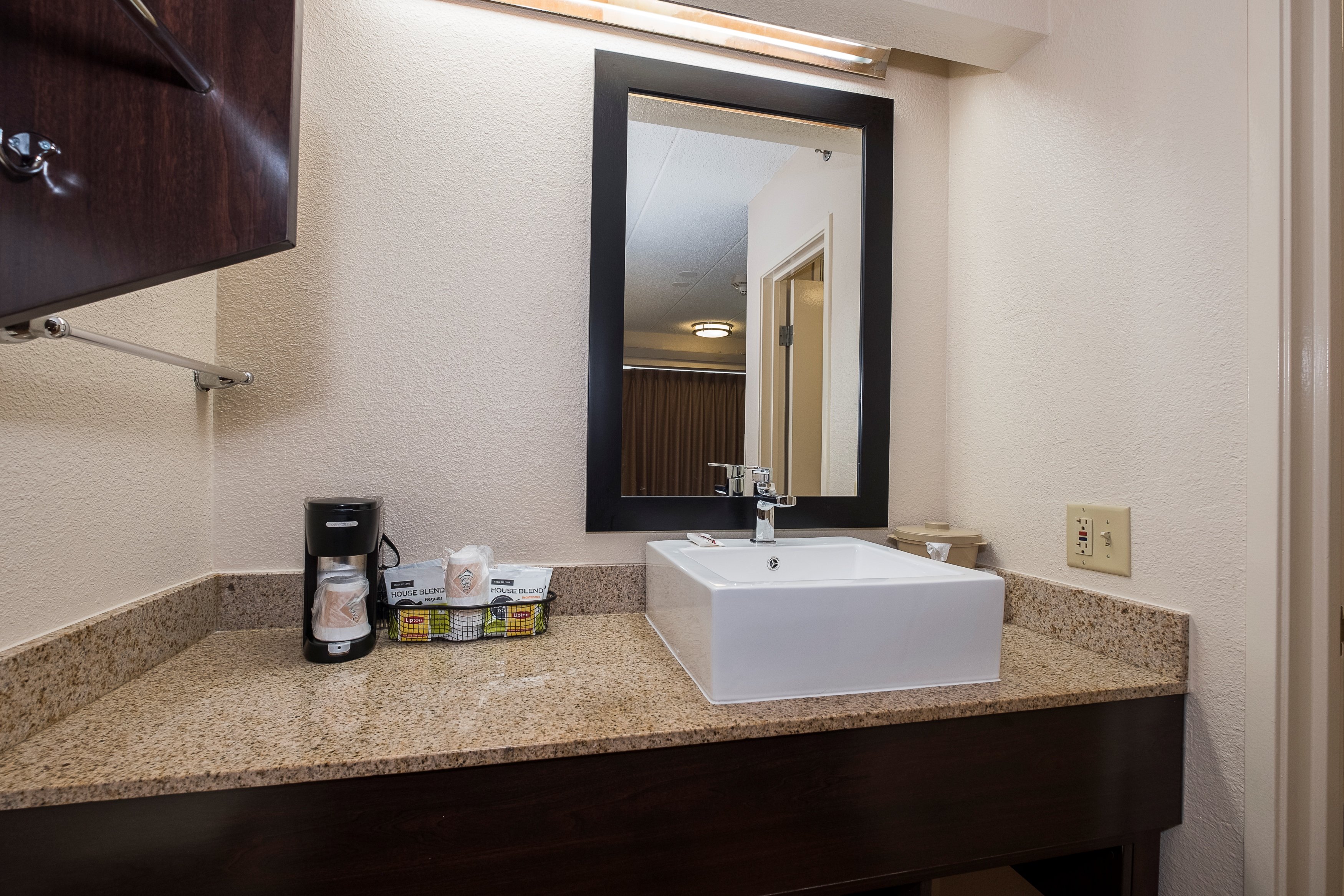 RED ROOF PLUS BOSTON-FRAMINGHAM-guestroom-Bathroom.jpg