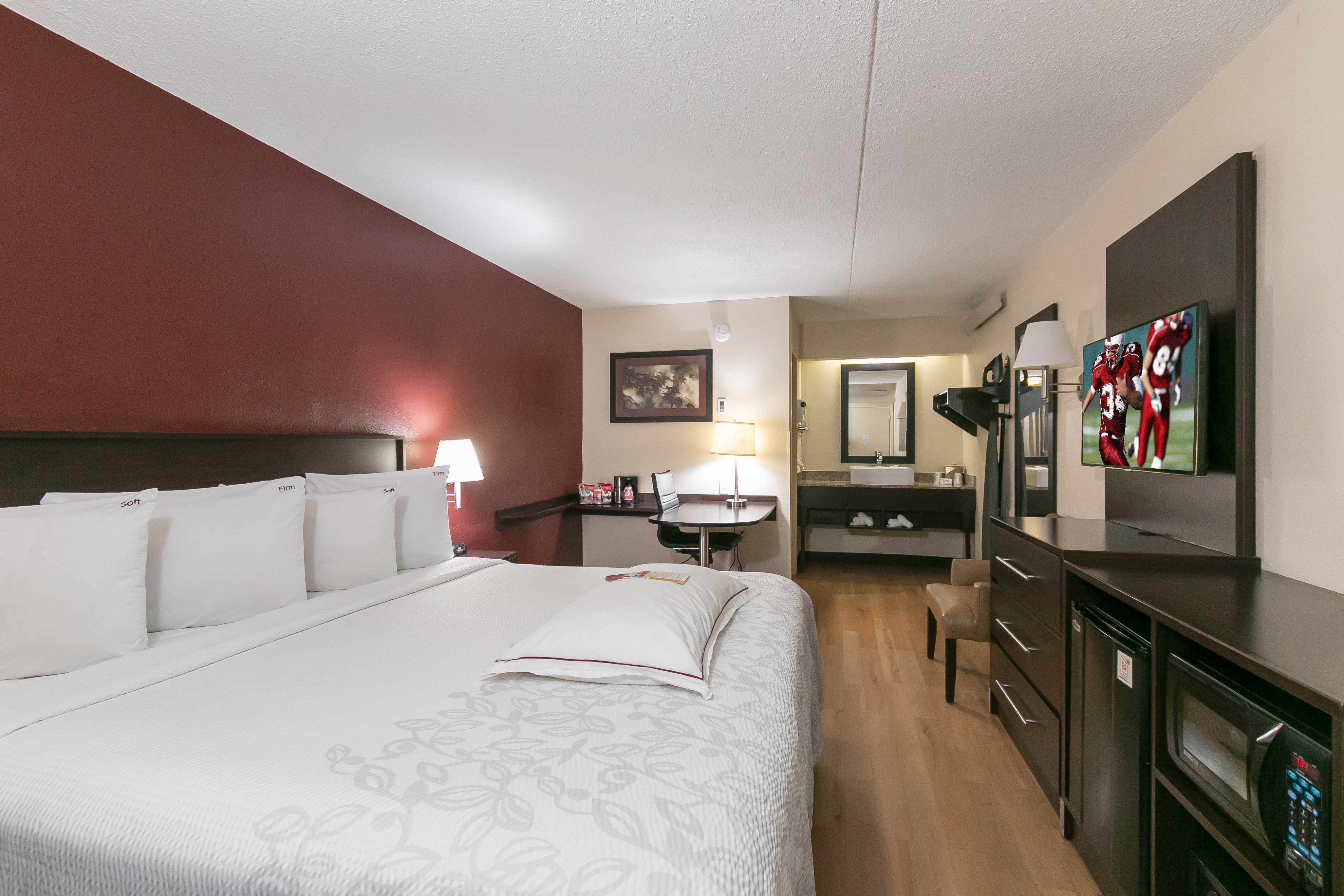 RED ROOF PLUS BOSTON-FRAMINGHAM-guestroom-Premium King.jpg
