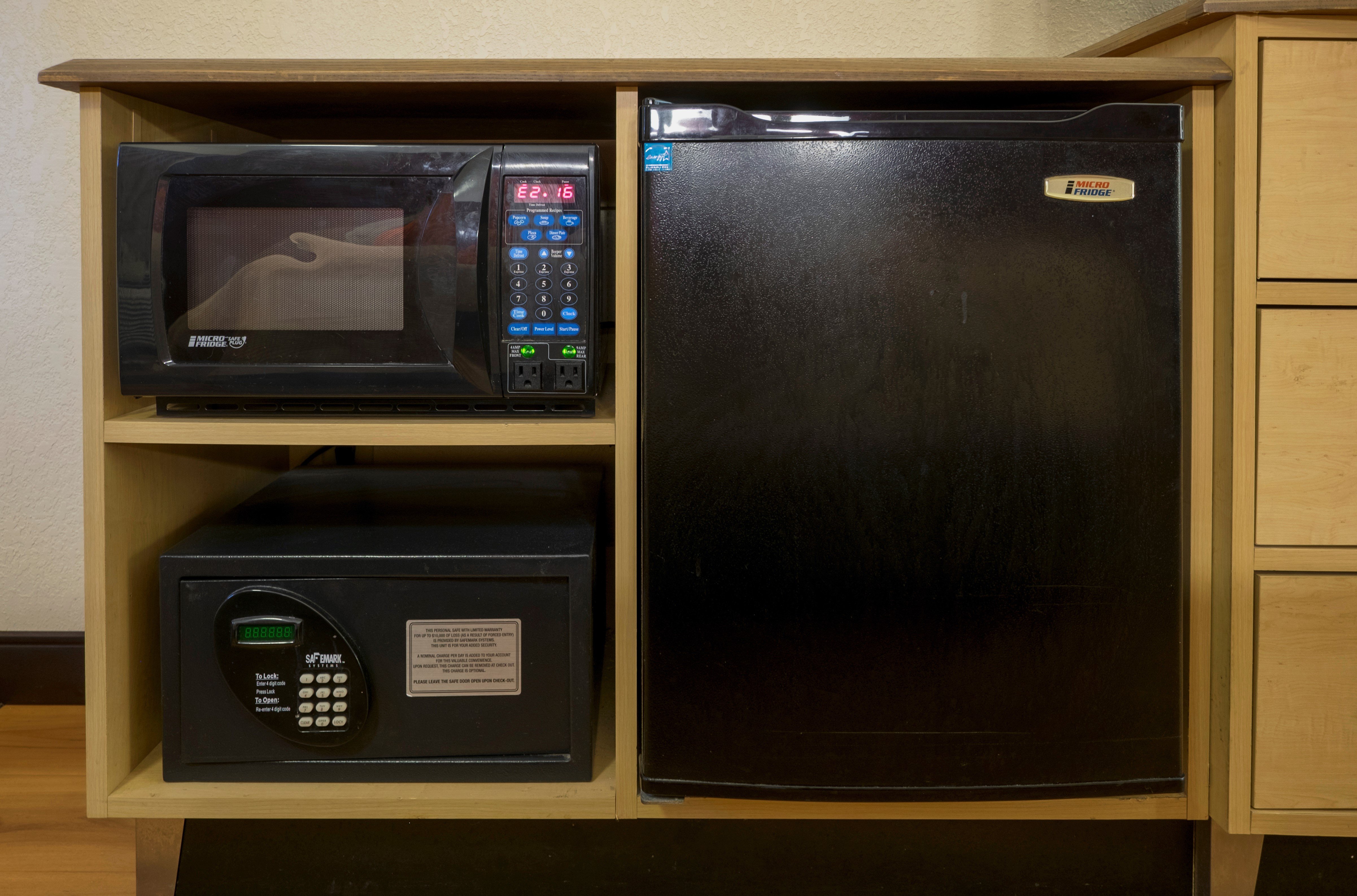 RED ROOF DETROIT-WARREN-guestroom-Microwave and Refrigerator.jpg