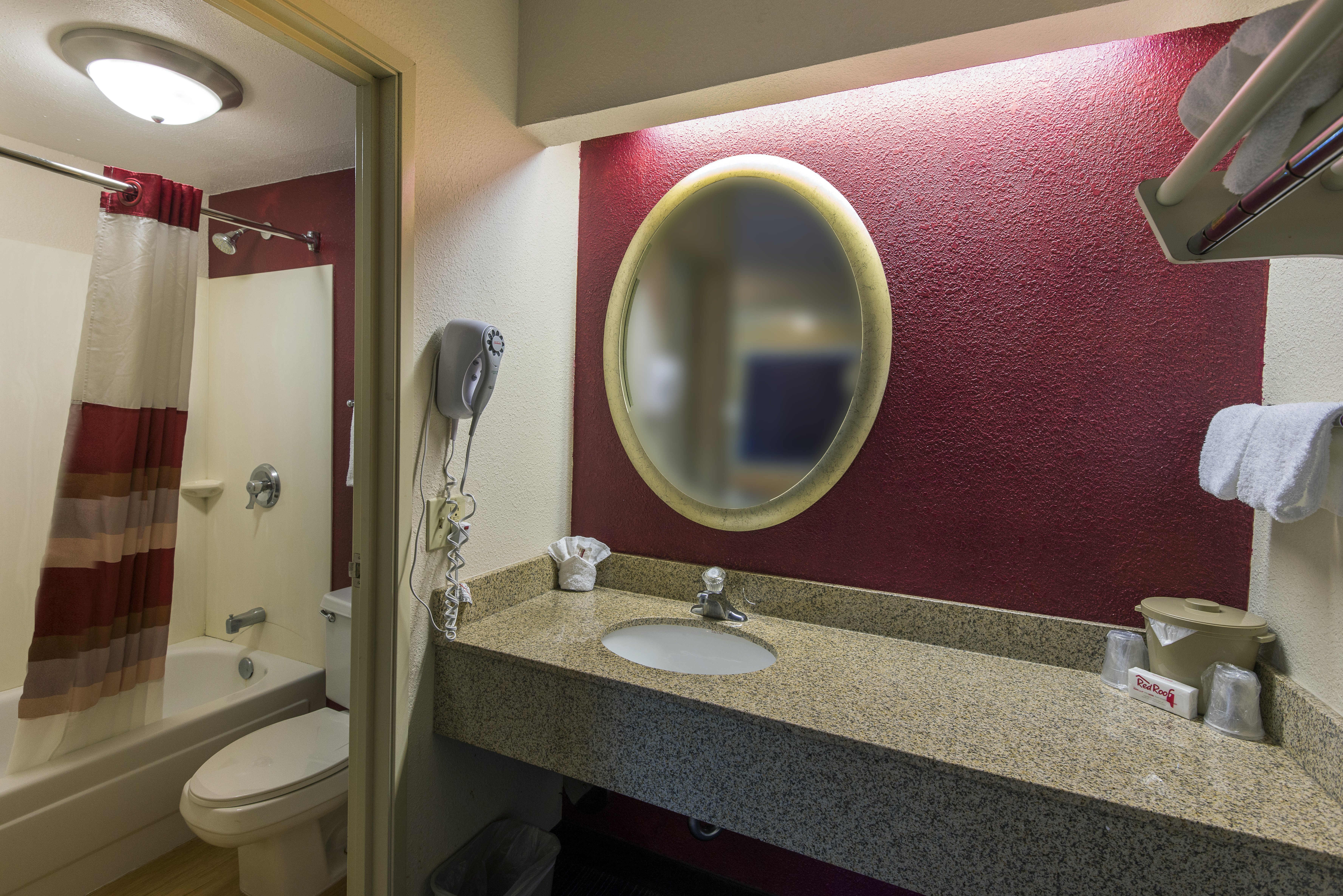 RED ROOF CHICAGO-JOLIET-guestroom-Bathroom.jpg