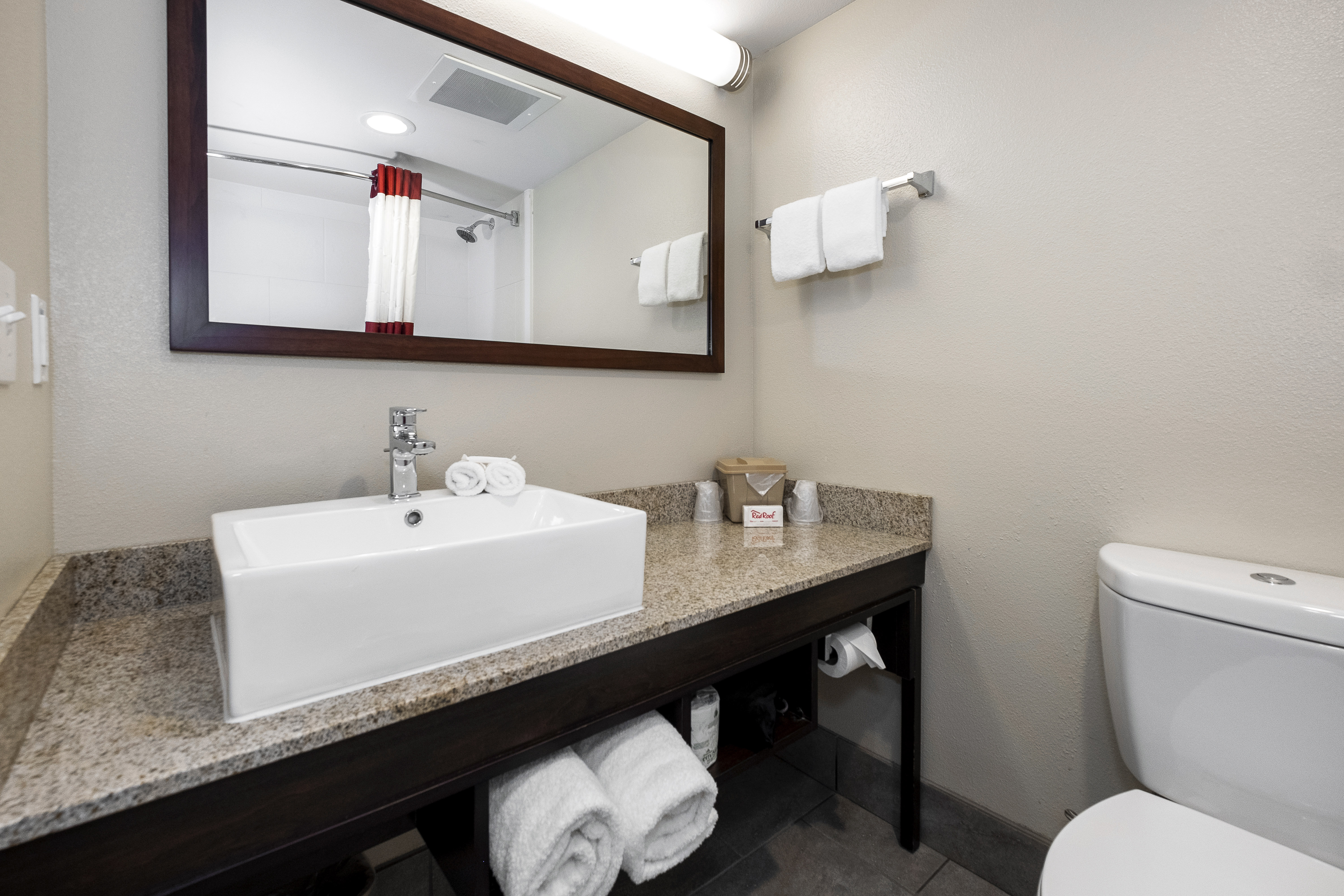 RED ROOF PLUS TUSCALOOSA UNIVERSITY-guestroom-907_Bathroom_2.jpg