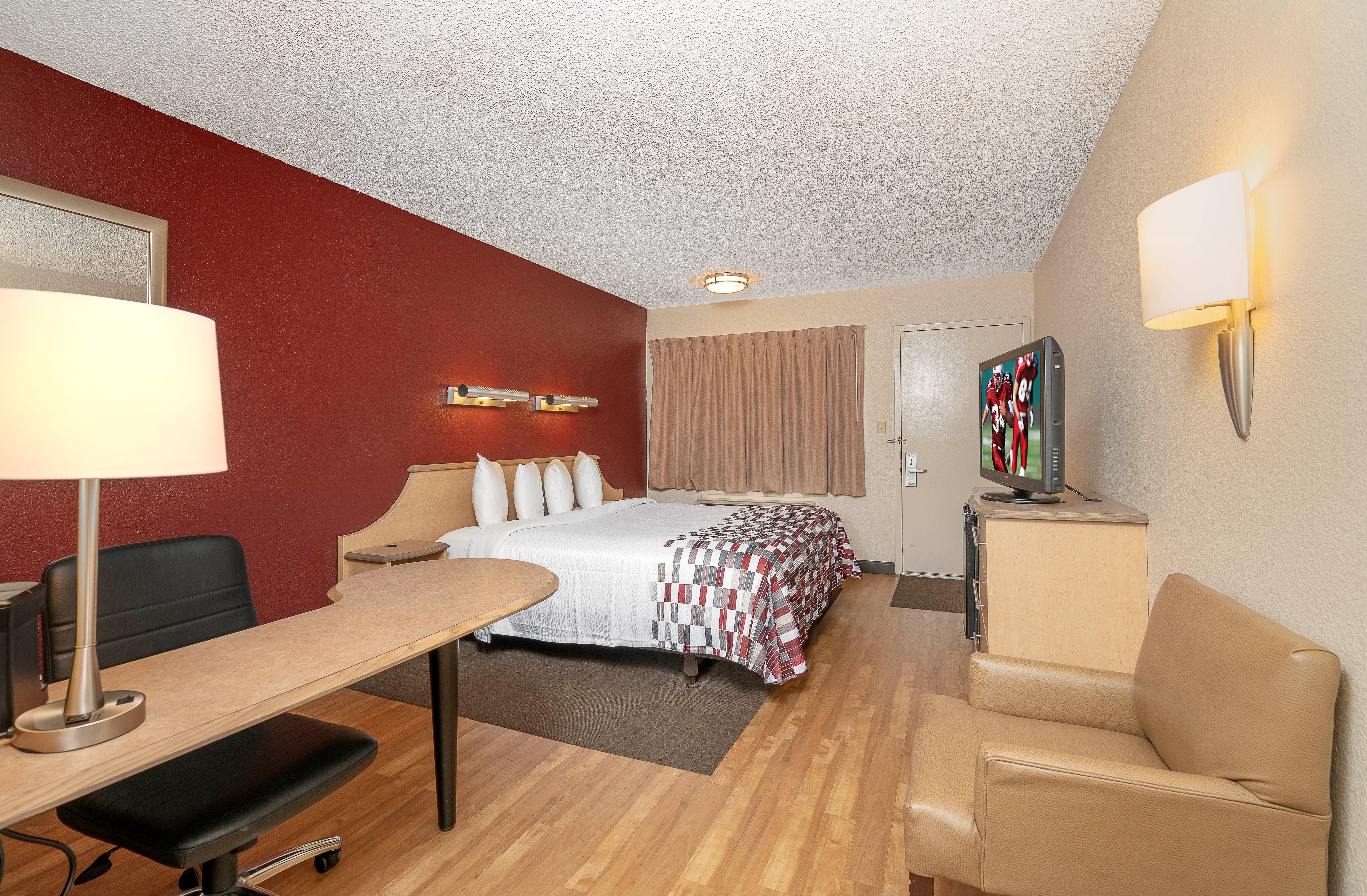 RED ROOF CLEVELAND MENTORWILLOUGHBY-guestroom-Superior King.jpg