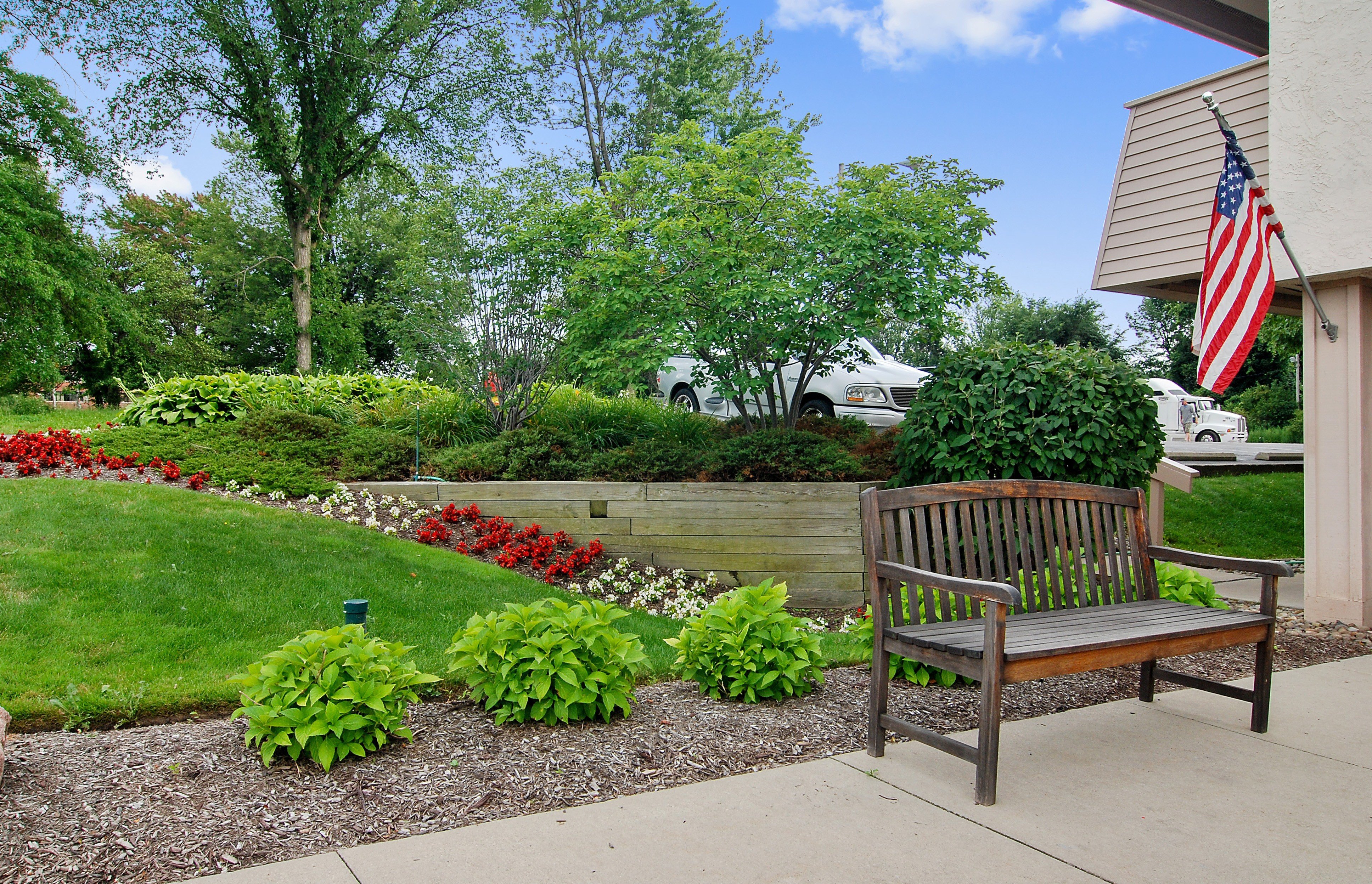 RED ROOF CLEVELAND MENTORWILLOUGHBY-guestroom-Sitting Area.jpg
