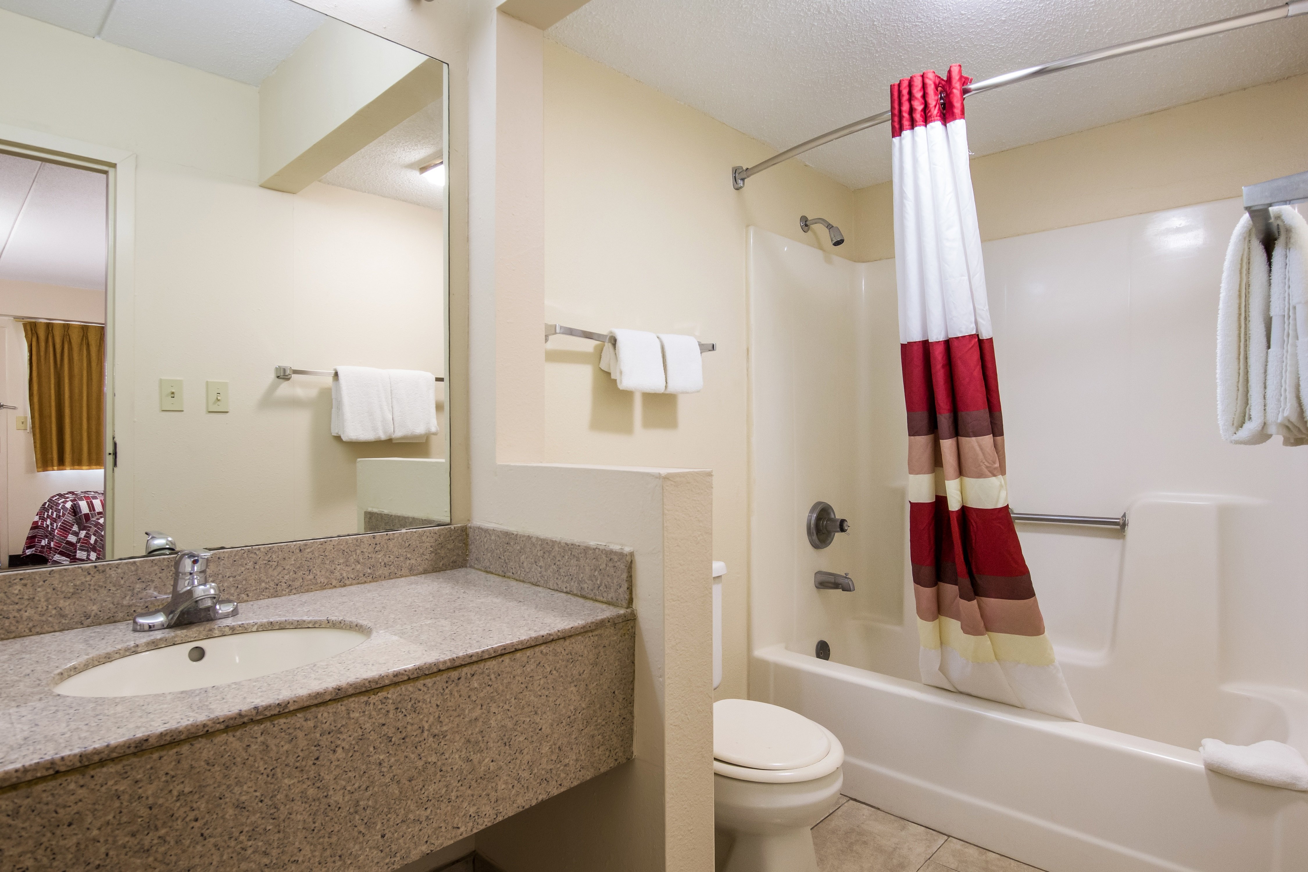 RED ROOF SHELBYVILLE-guestroom-Deluxe 2 Full Beds Bathroom.jpg