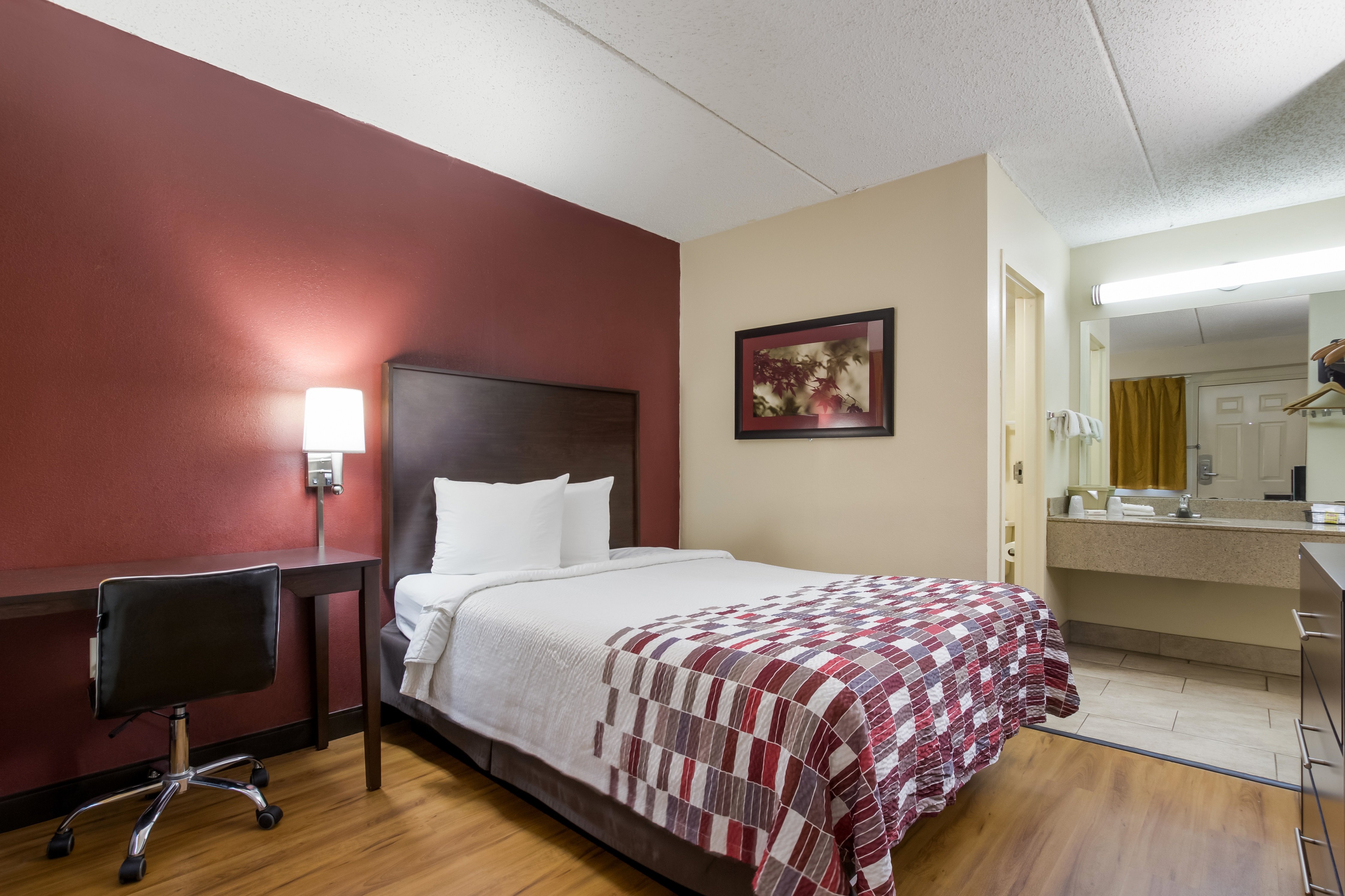 RED ROOF SHELBYVILLE-guestroom-Deluxe Full Bed1.jpg