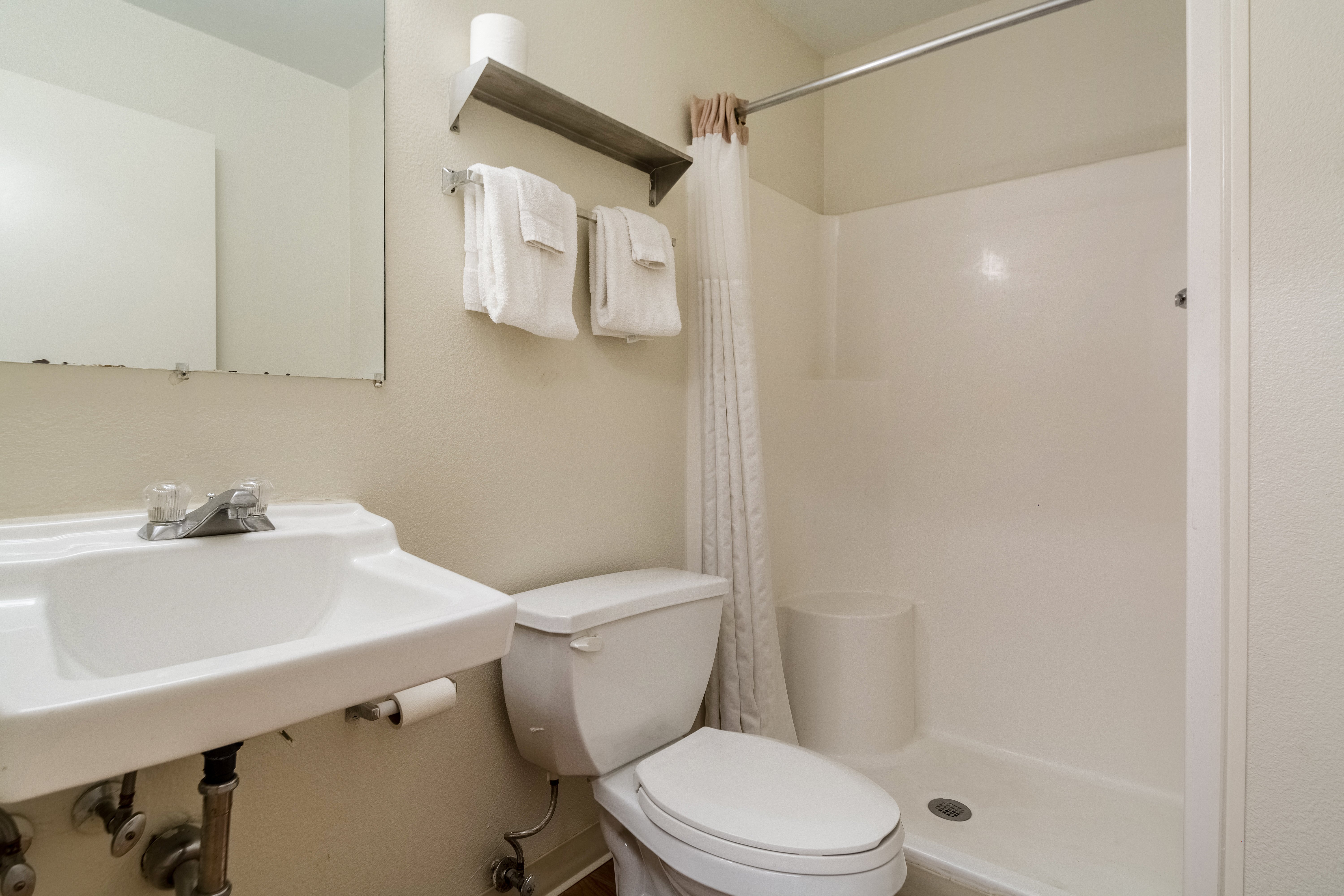 HOMETOWNE DENVER - LAKEWOOD WEST-guestroom-bathroom.jpg