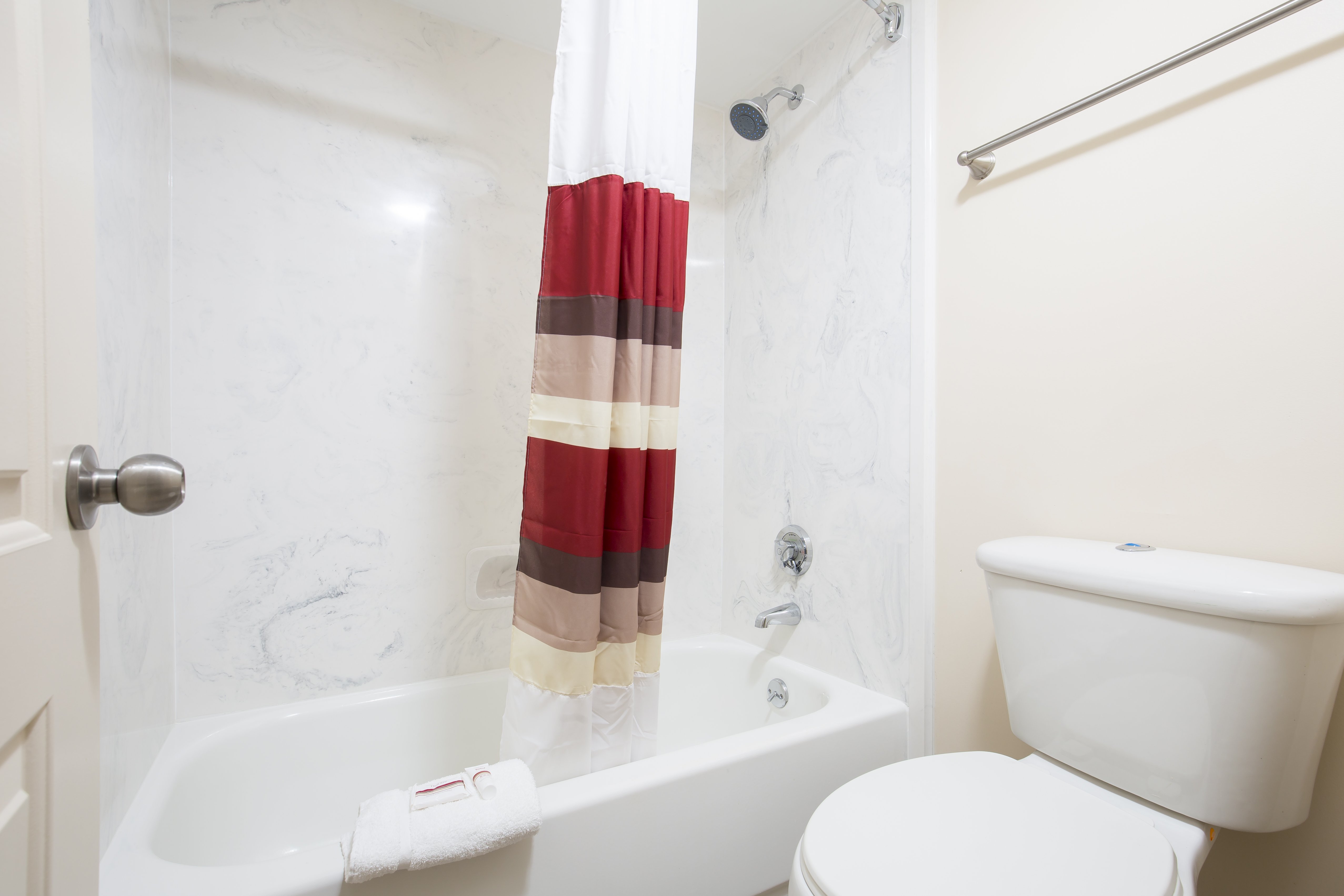RED ROOF PLUS BIRMINGHAM EAST-guestroom-361_Bathroom_1.jpg