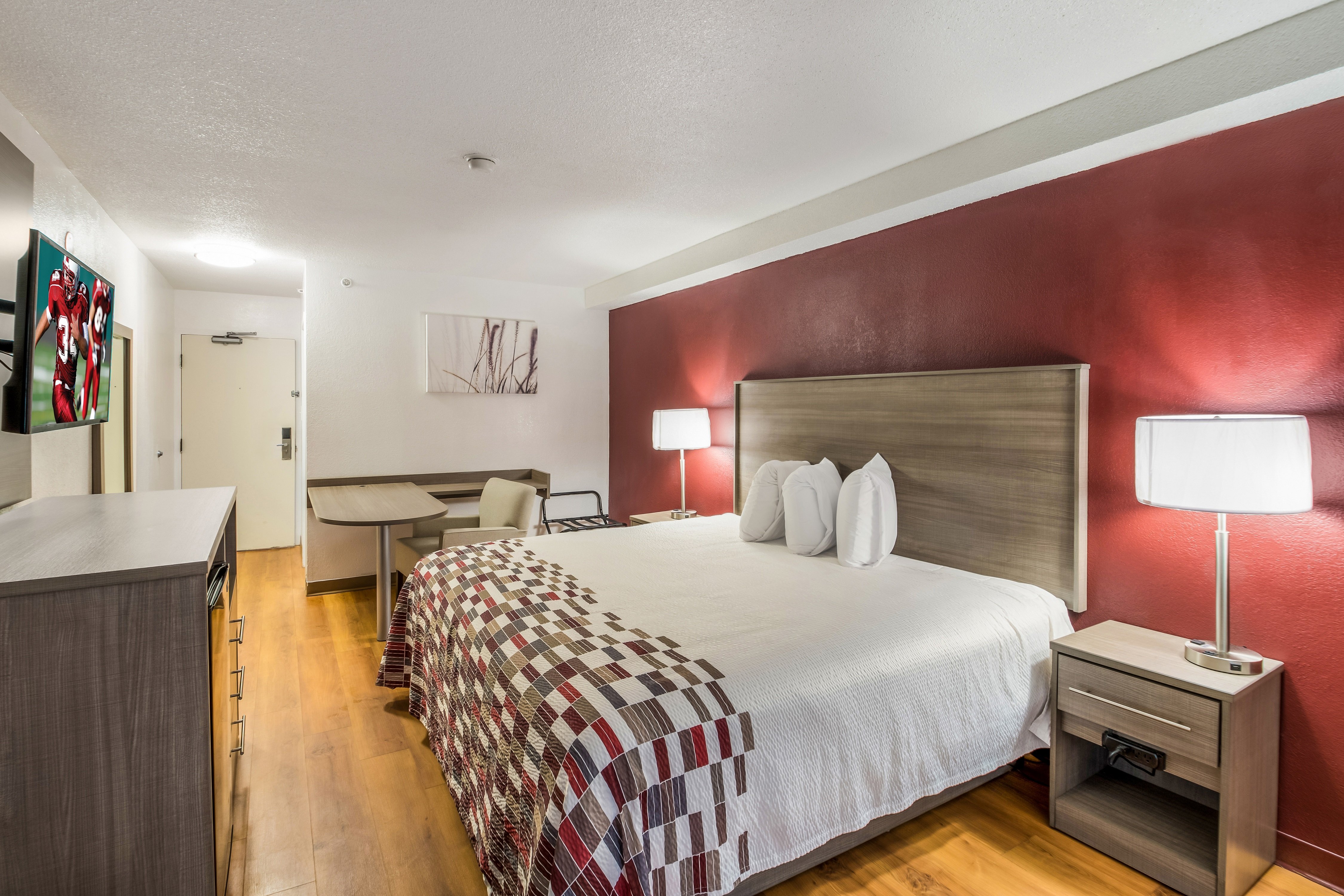 RED ROOF ROCHESTER - AIRPORT-guestroom-1110-superior-king-4.jpg.jpg