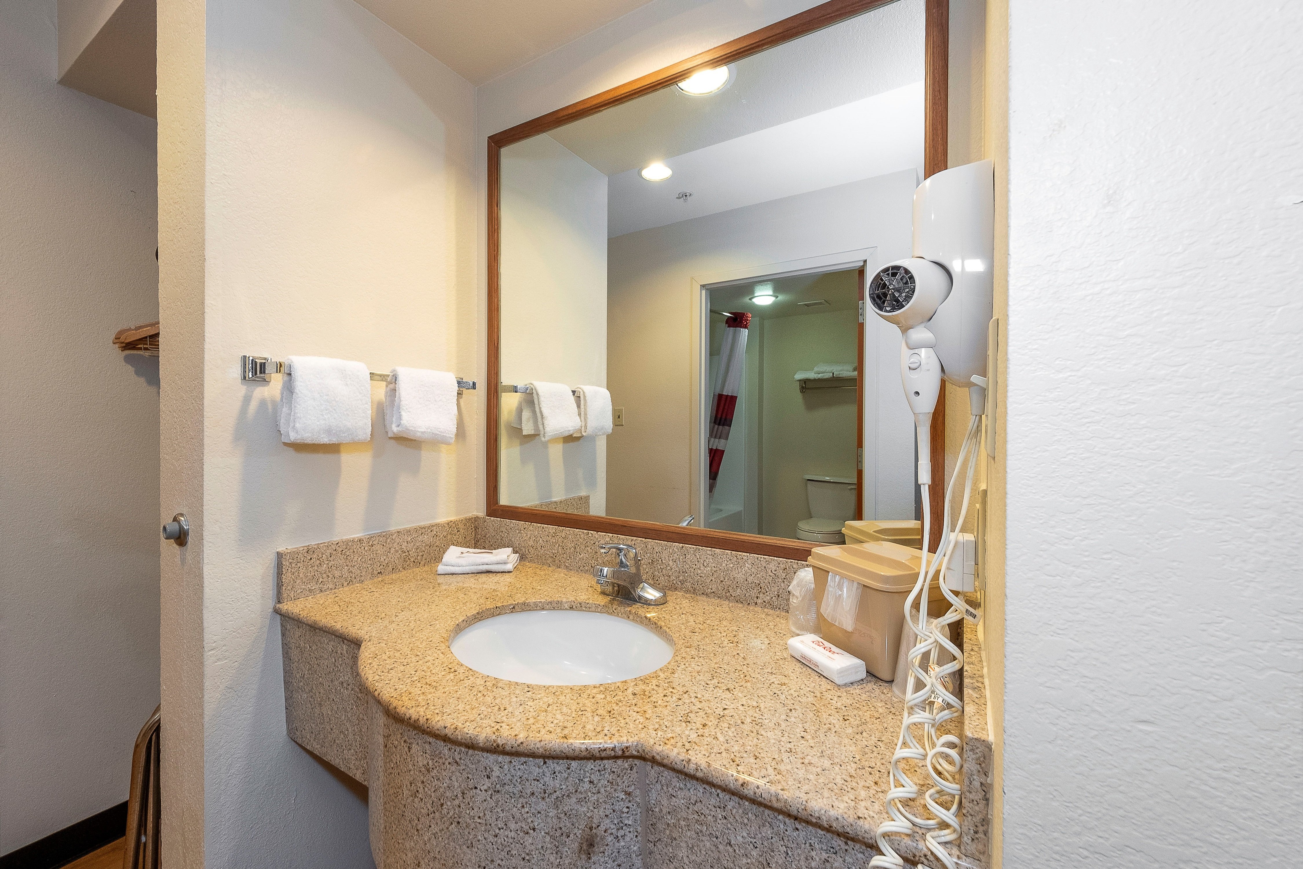 RED ROOF SUITES BILOXI-guestroom-Bathroom.jpg