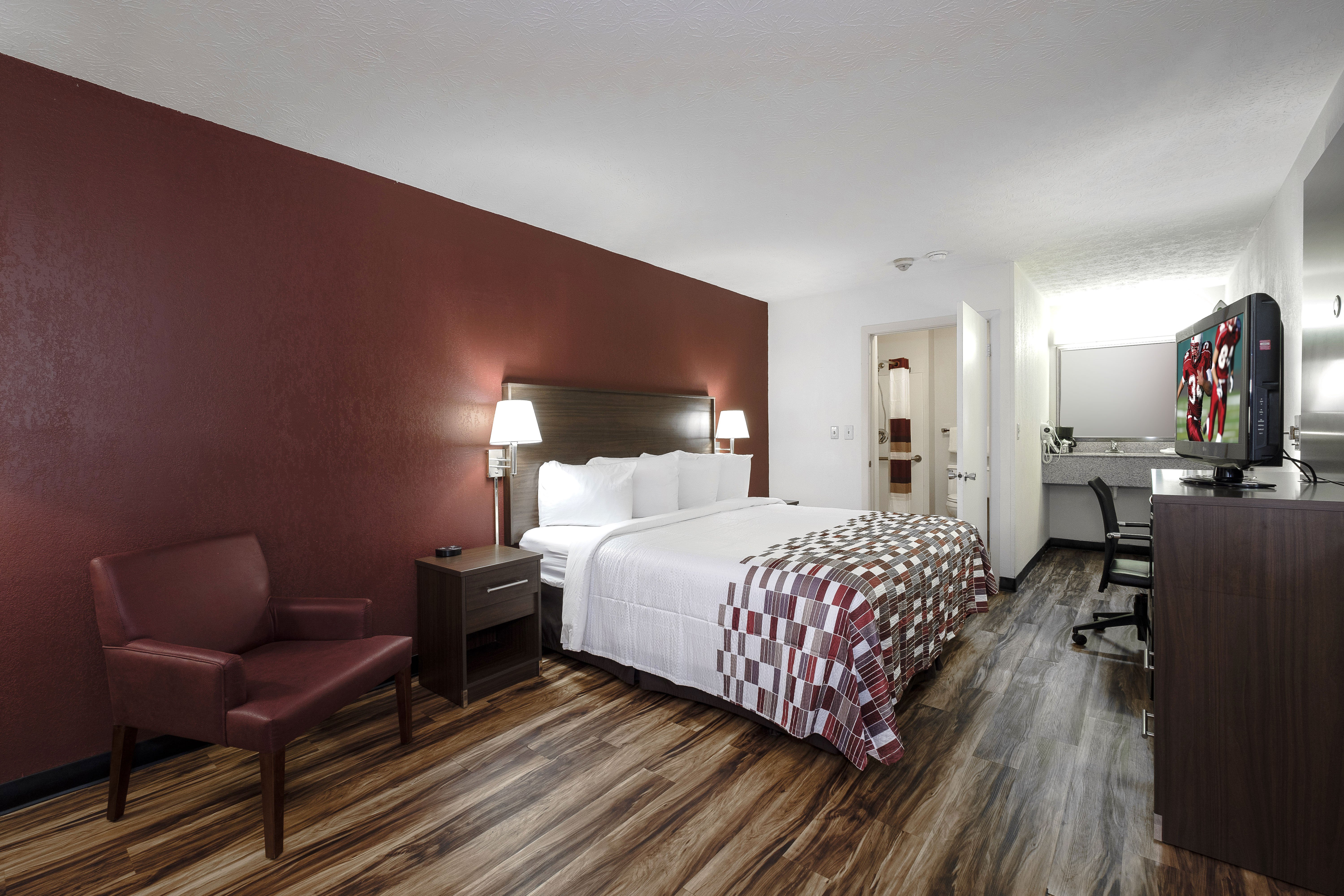 RED ROOF EDGEWOOD-guestroom-ADA Superior King Roll In Shower.jpg