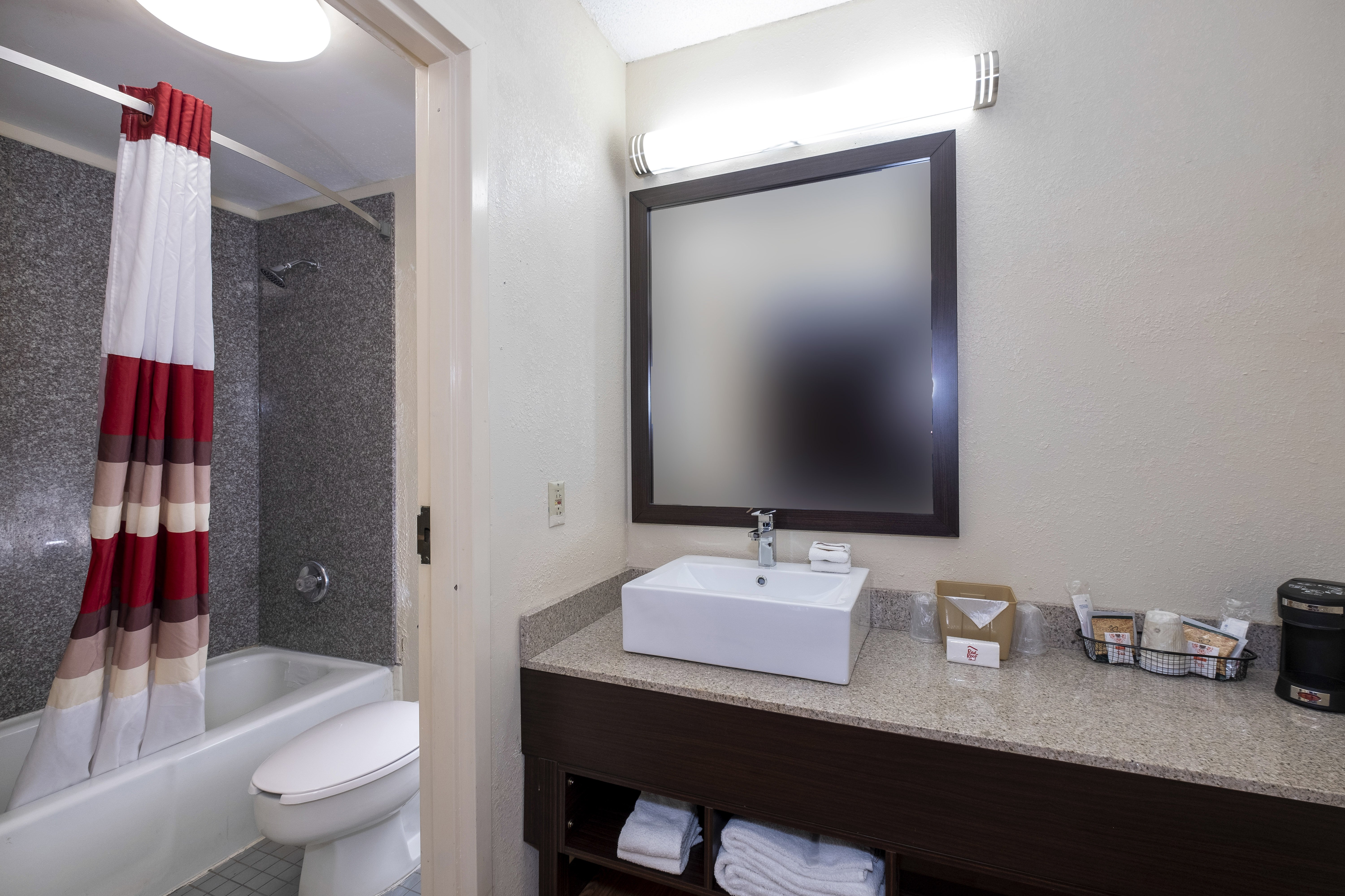 RED ROOF KENLY - I-95-guestroom-Bathroom.jpg