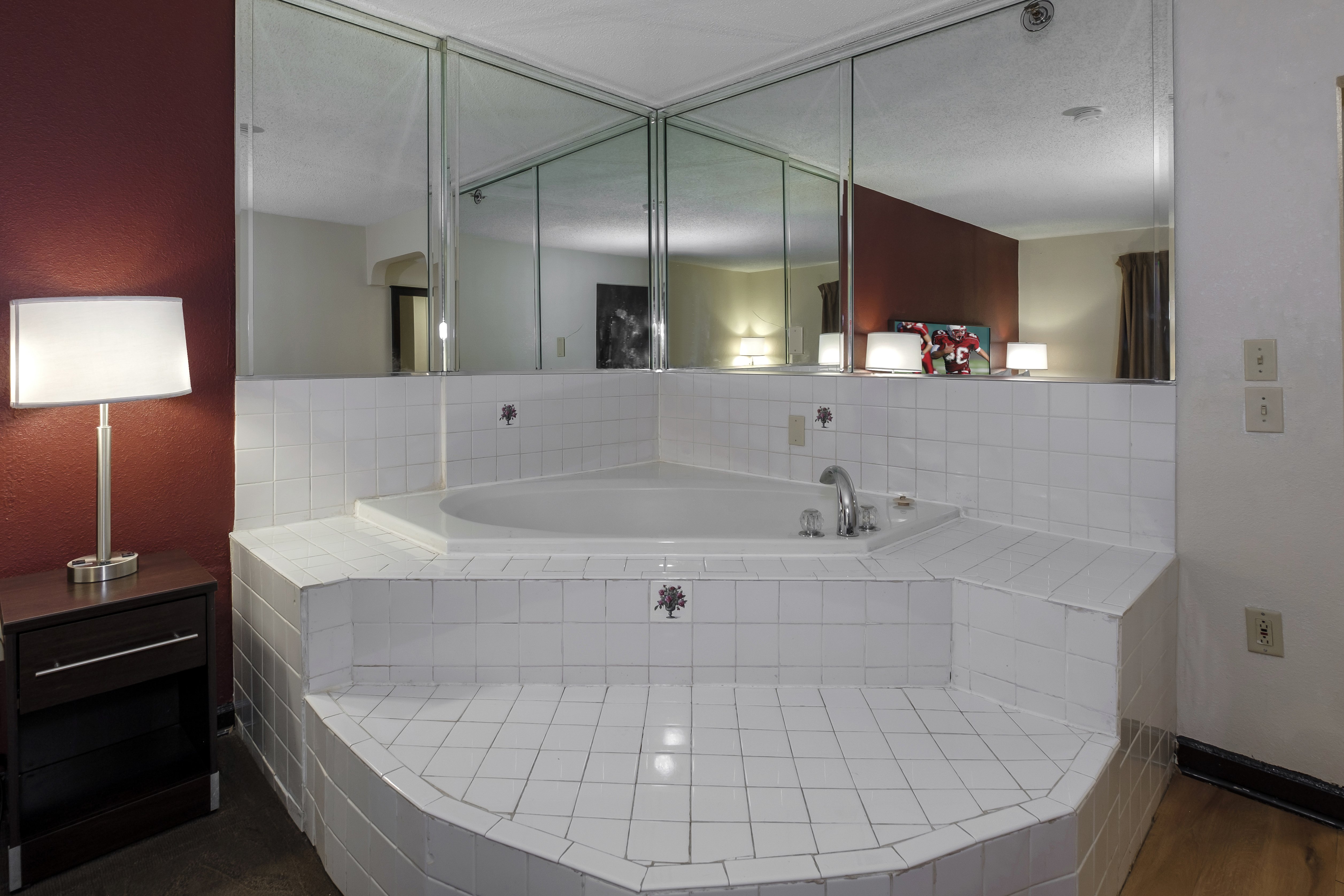 RED ROOF PLUS OPELIKA-guestroom-Jetted Tub.jpg