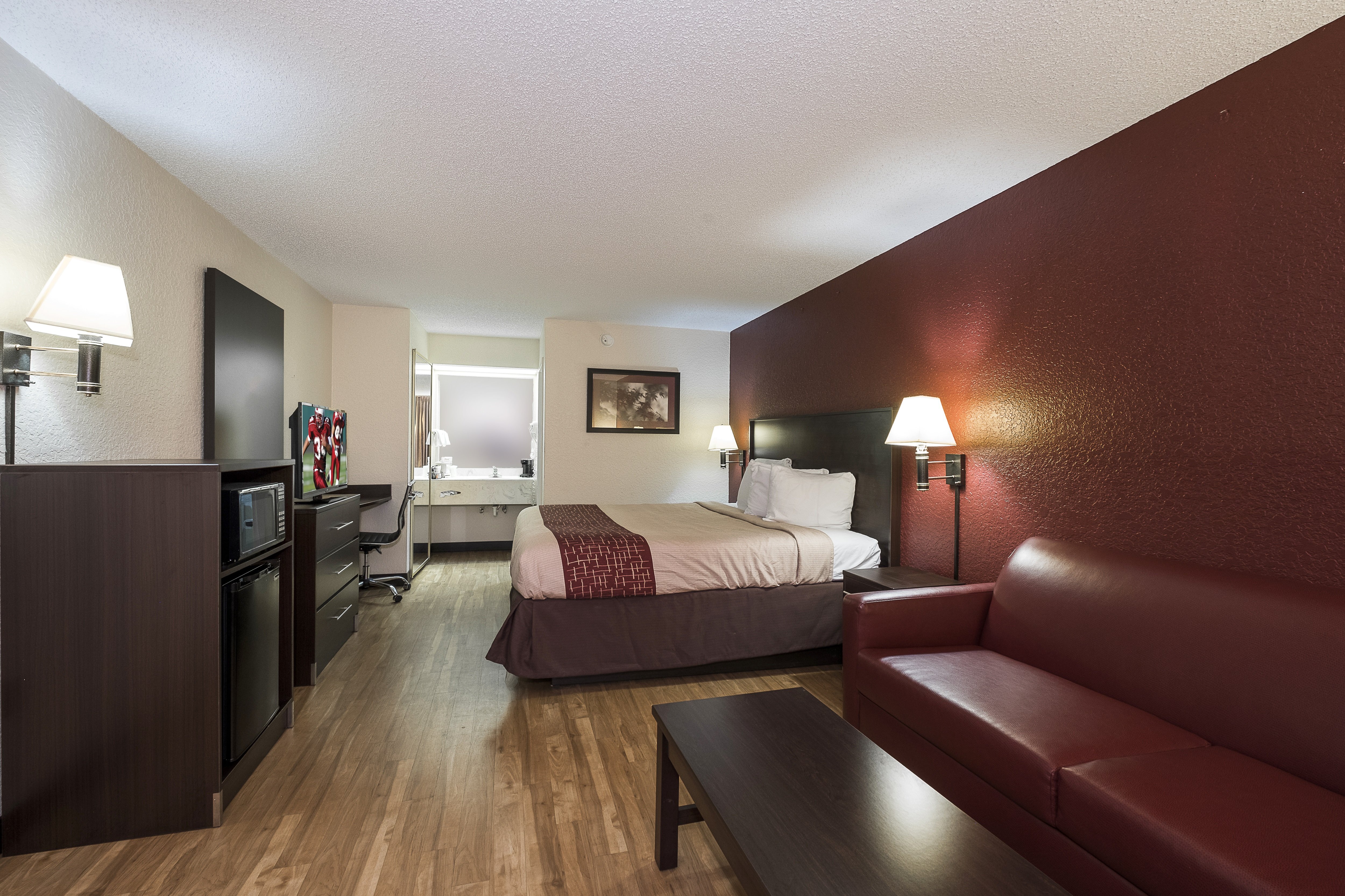 RED ROOF KINGSLAND-guestroom-Superior King.jpg