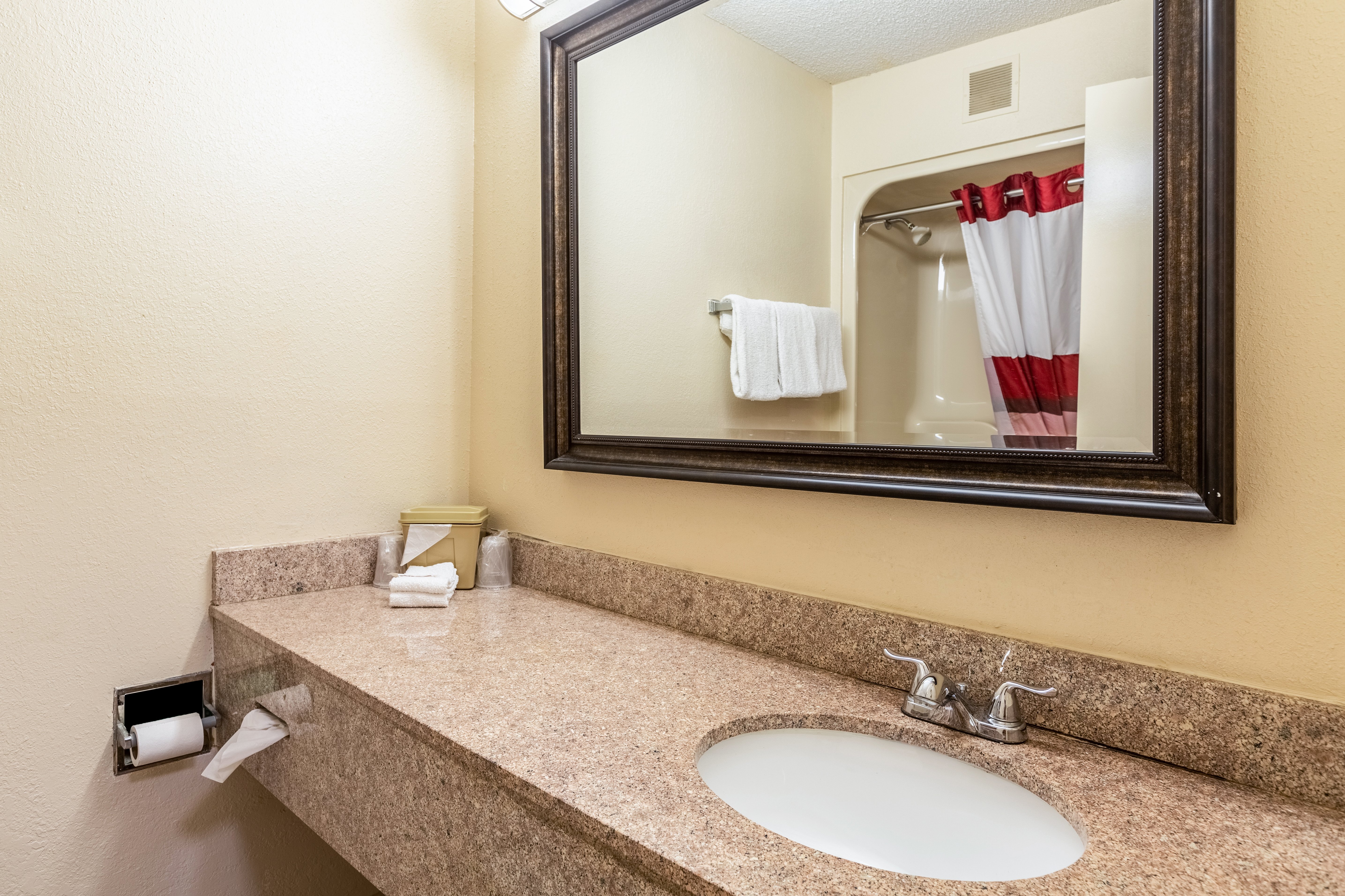 RED ROOF HARDEEVILLE-guestroom-Double Queen Bath.jpg