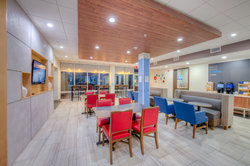  - Holiday Inn Express & Suites Remington - I-65, Exit 201