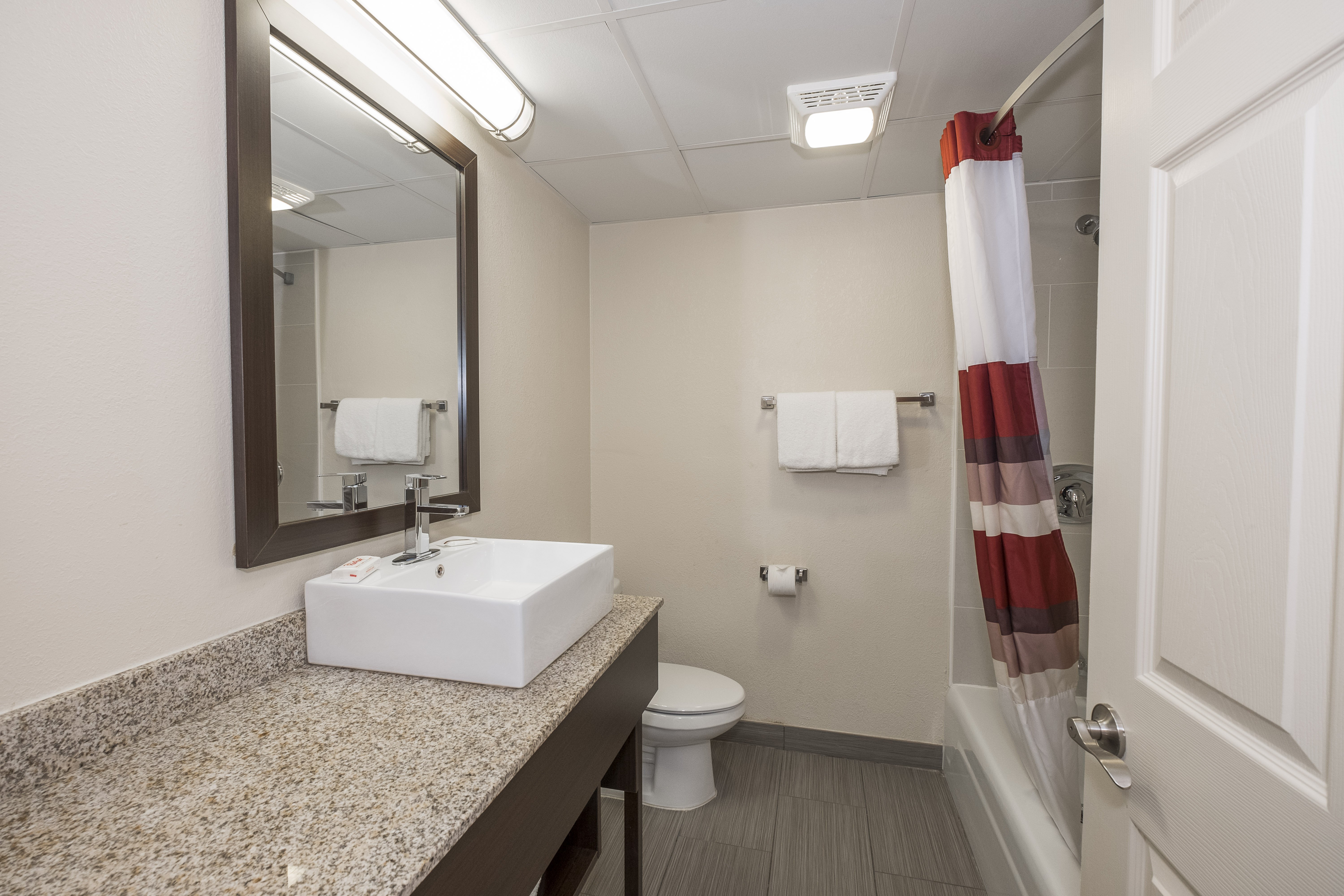 RED ROOF PLUS POUGHKEEPSIE-guestroom-Bathroom.jpg