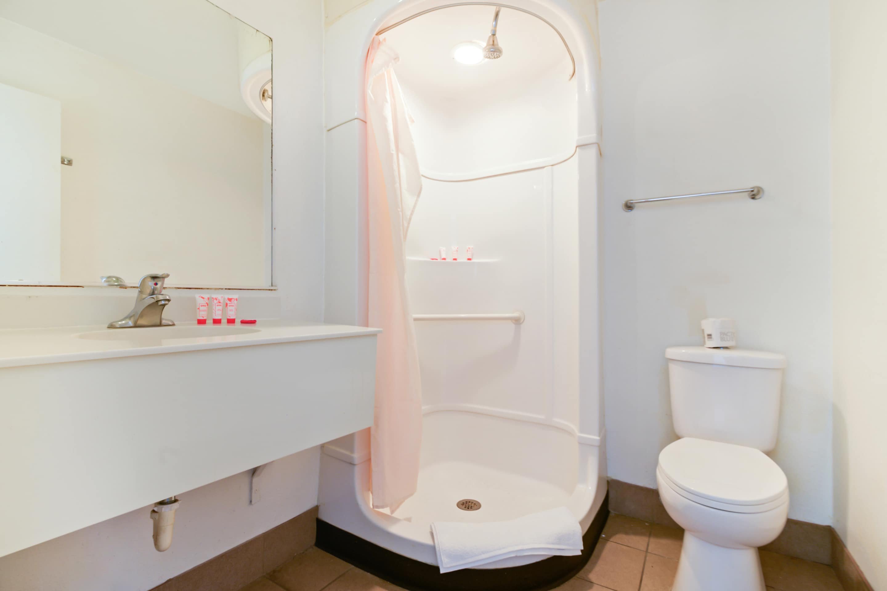 HOTEL SOUTH BEND CA-guestroom-Washroom.jpg