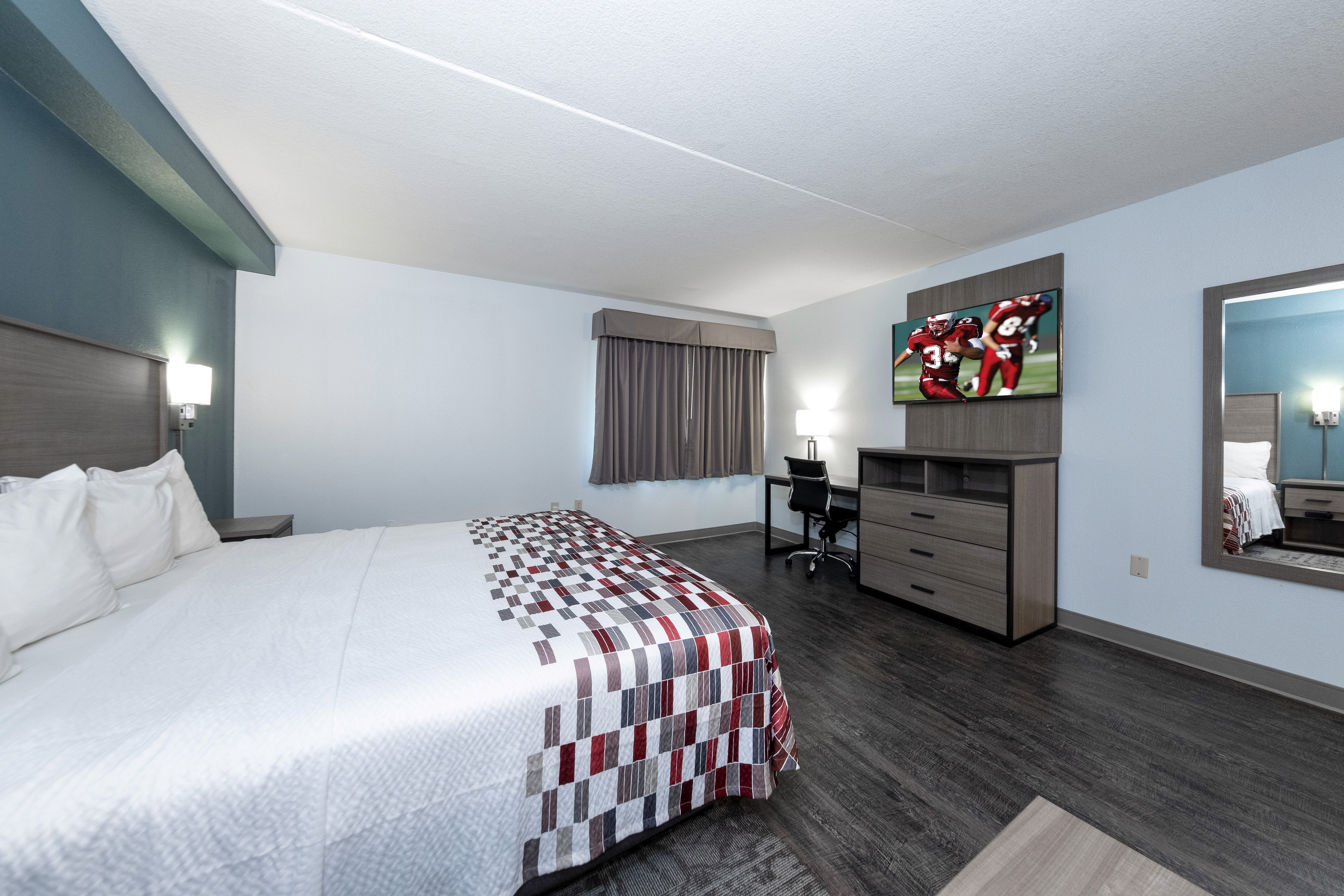 RED ROOF SUITES NEW CASTLE-guestroom-1187_King Suite_2.jpg