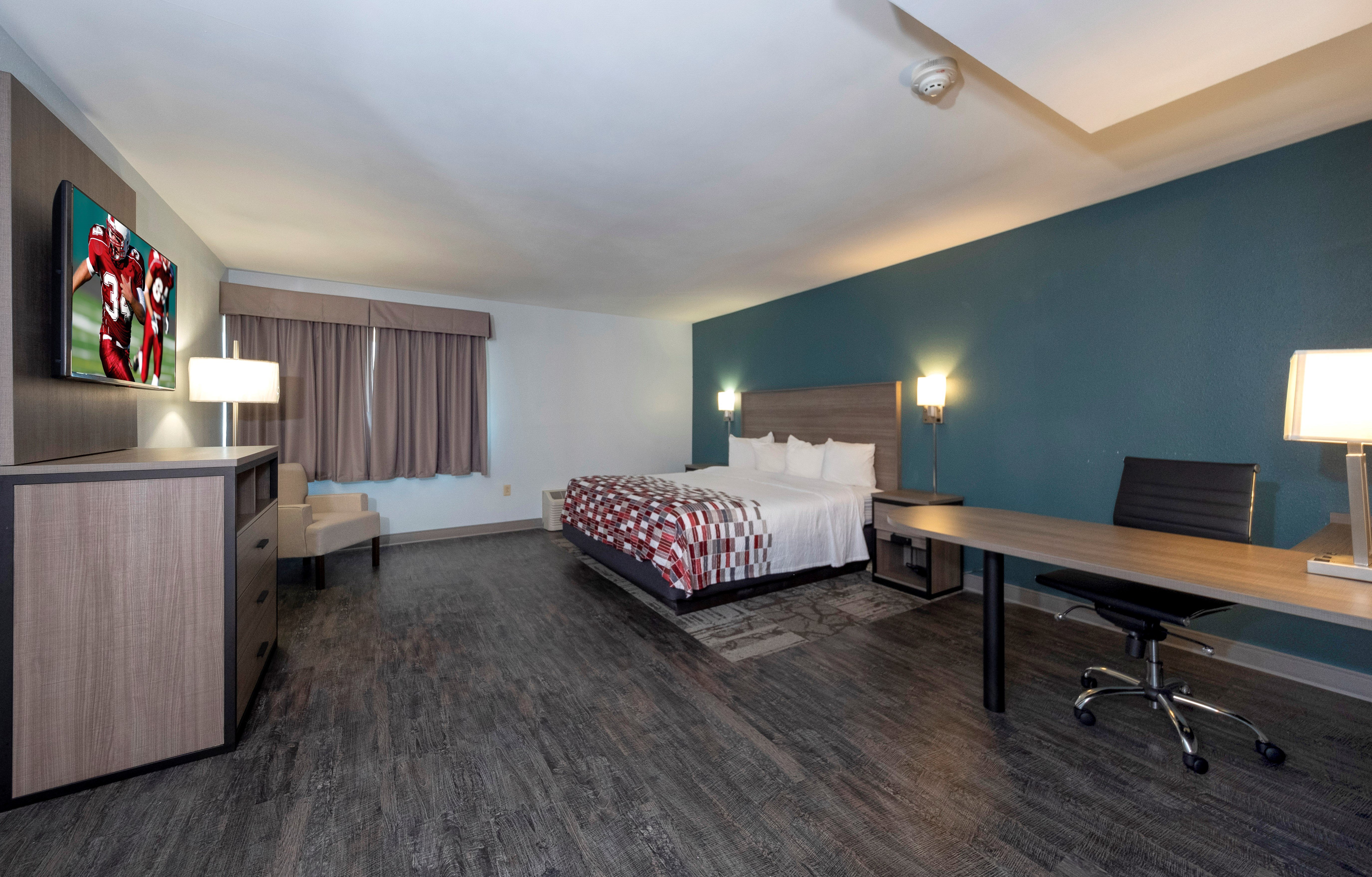 RED ROOF SUITES NEW CASTLE-guestroom-1187_Superior_King_1.jpg